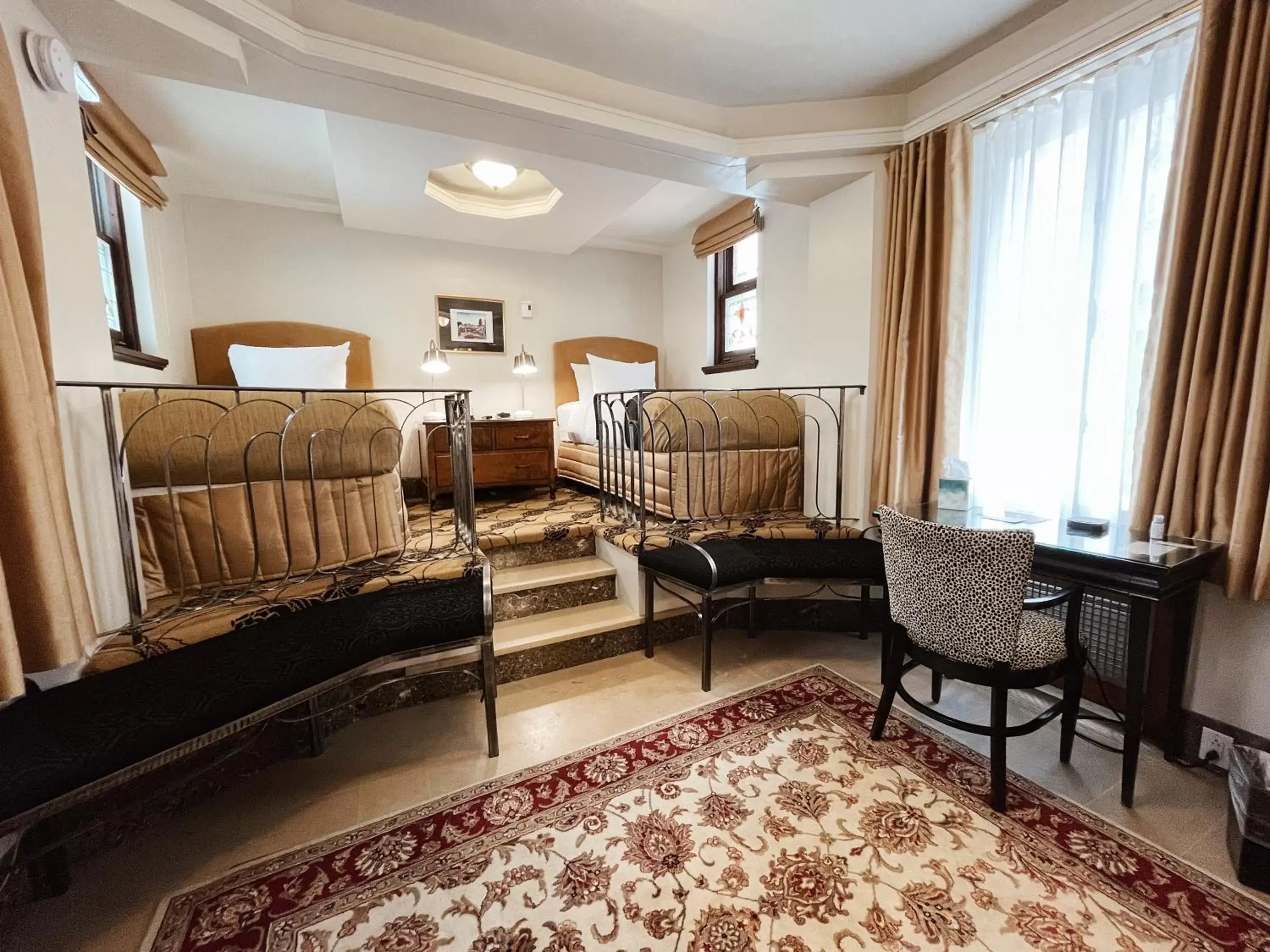 Bed, Seating Area in Hotel Manoir D'Auteuil