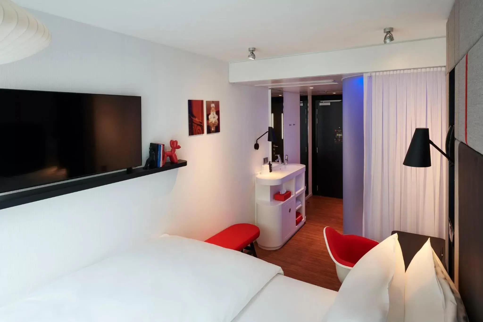 Photo of the whole room, TV/Entertainment Center in citizenM Paris Opera