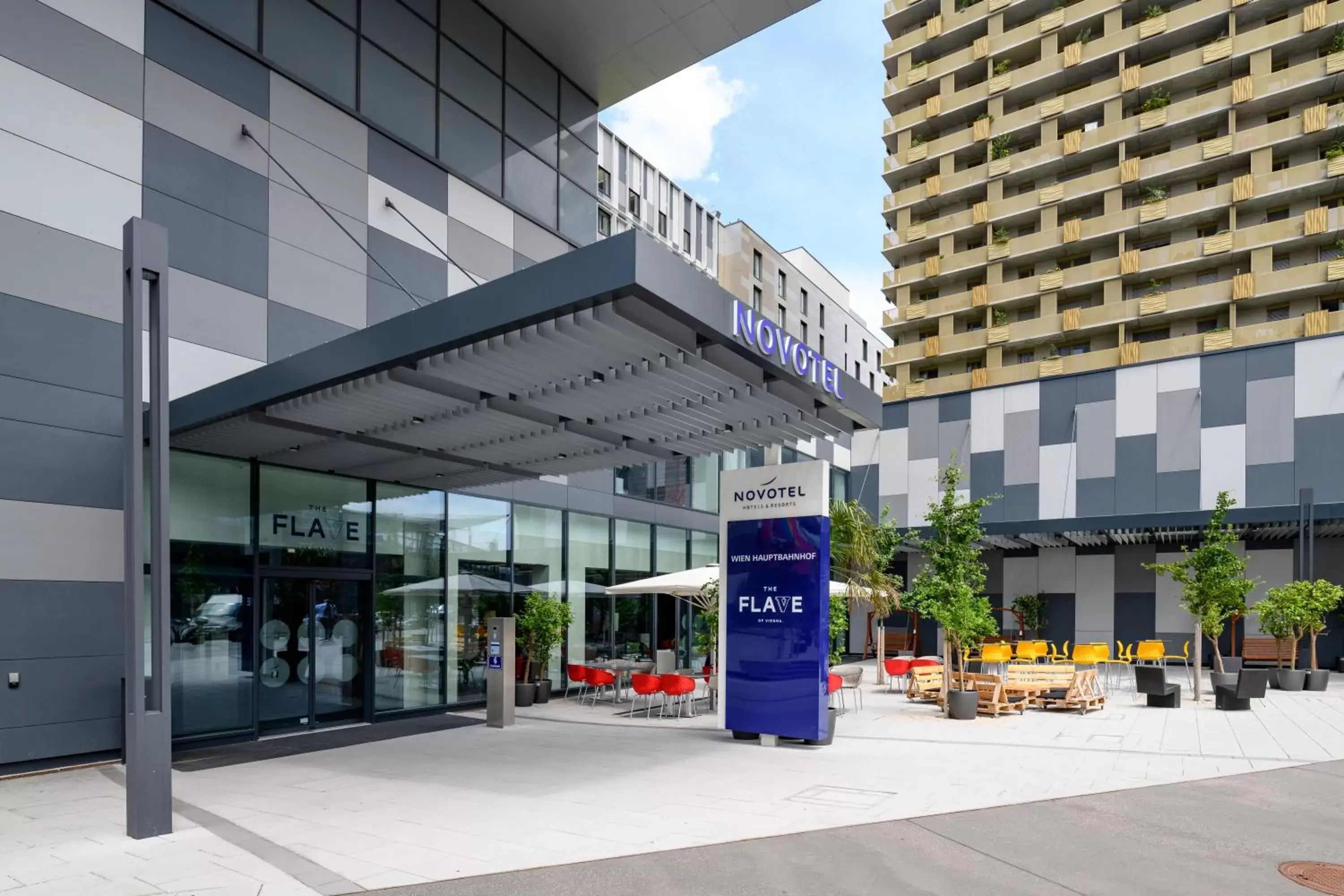 Facade/entrance in Novotel Wien Hauptbahnhof