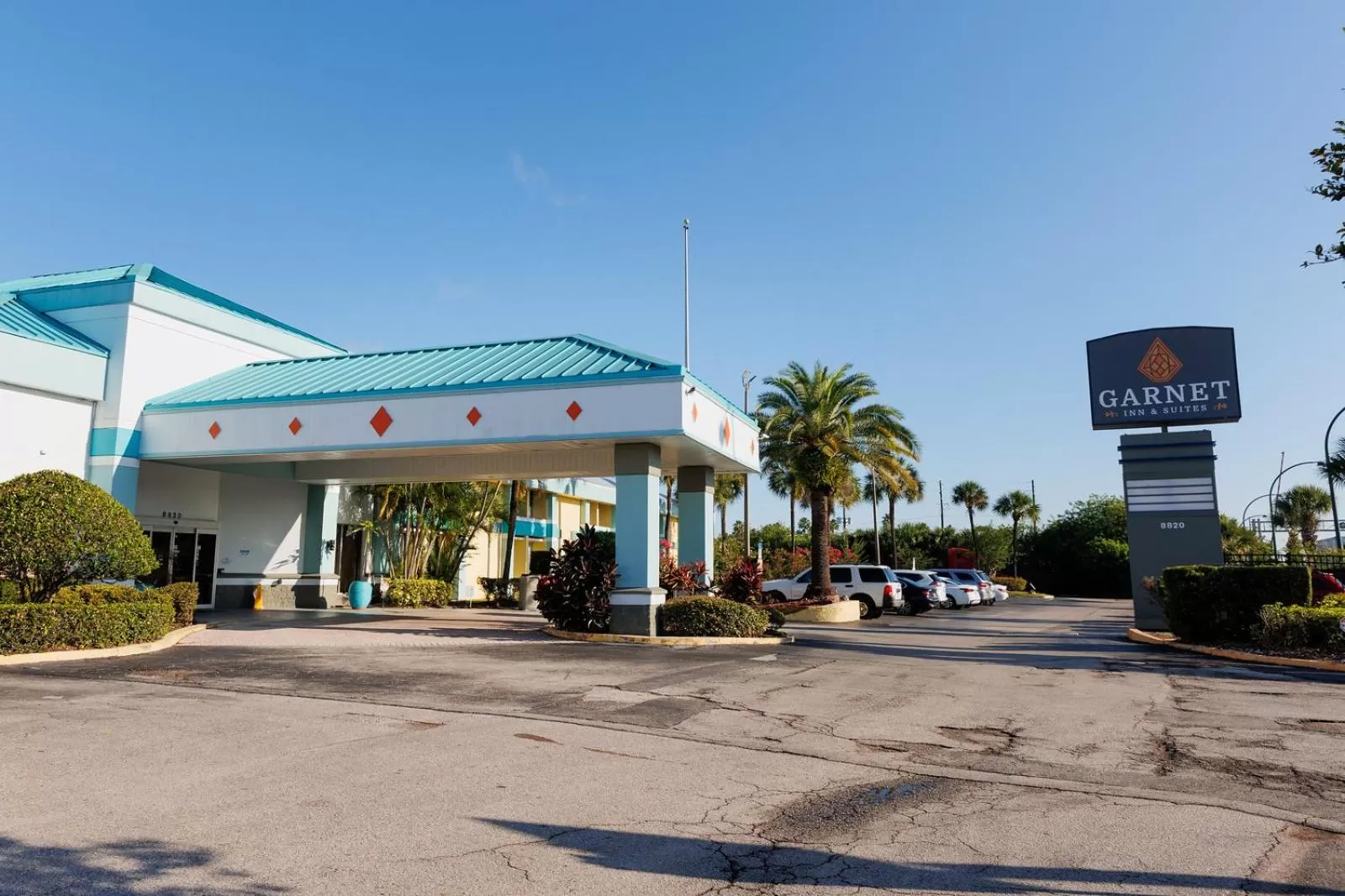Facade/entrance in Garnet Inn & Suites, Orlando