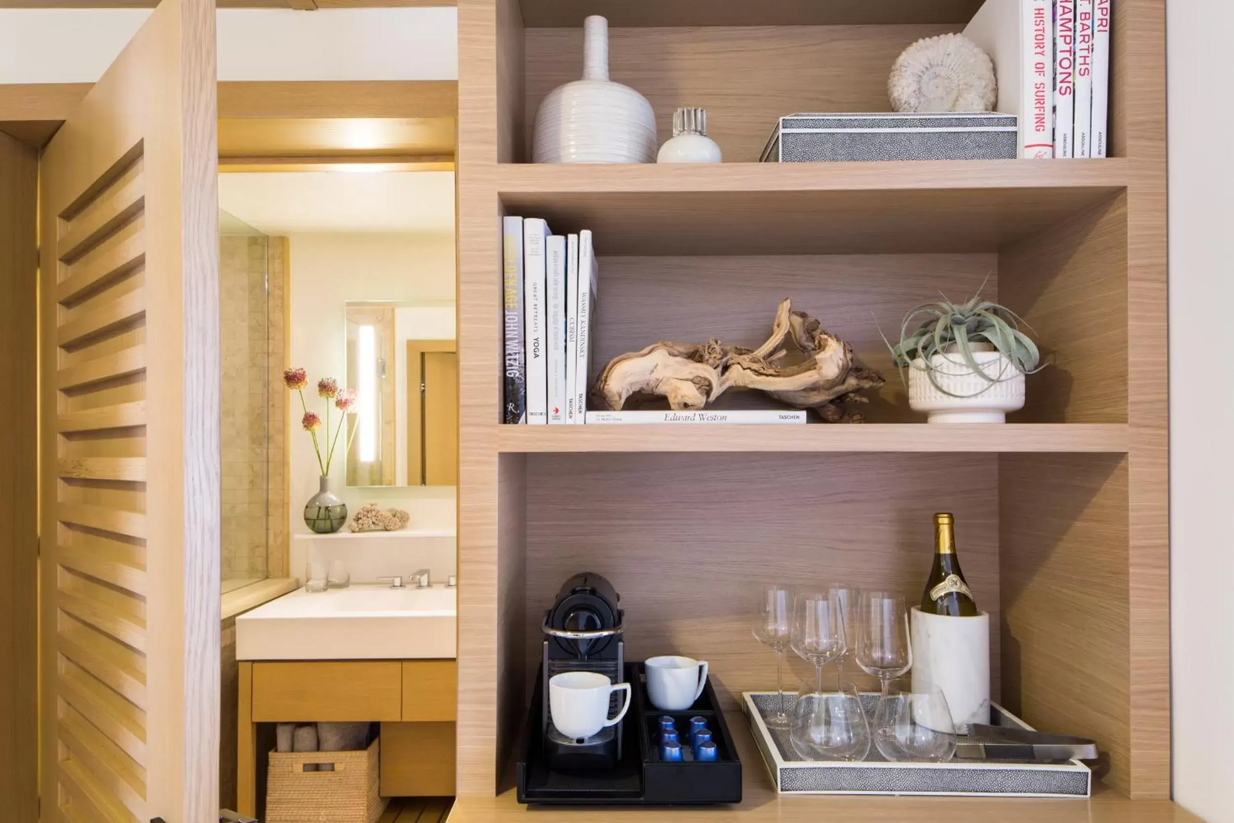 Bedroom in Malibu Beach Inn Bedroom in Malibu Beach Inn