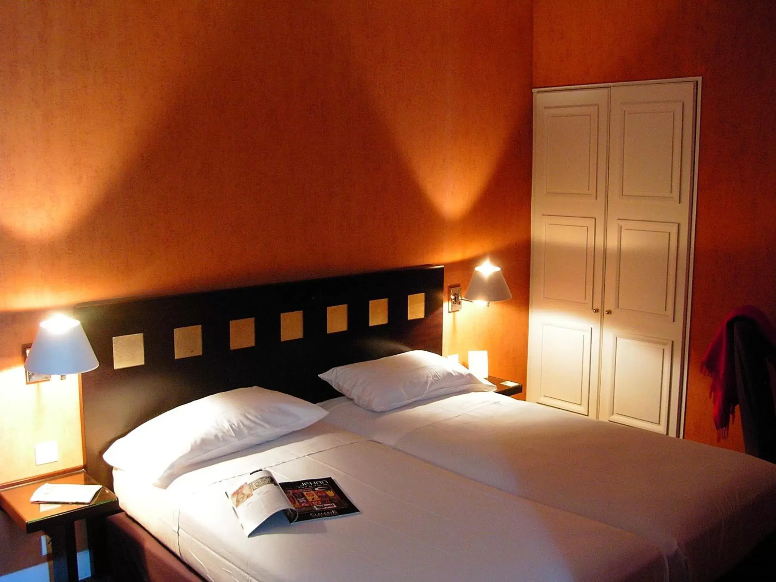 Bed in Hotel De La Jatte