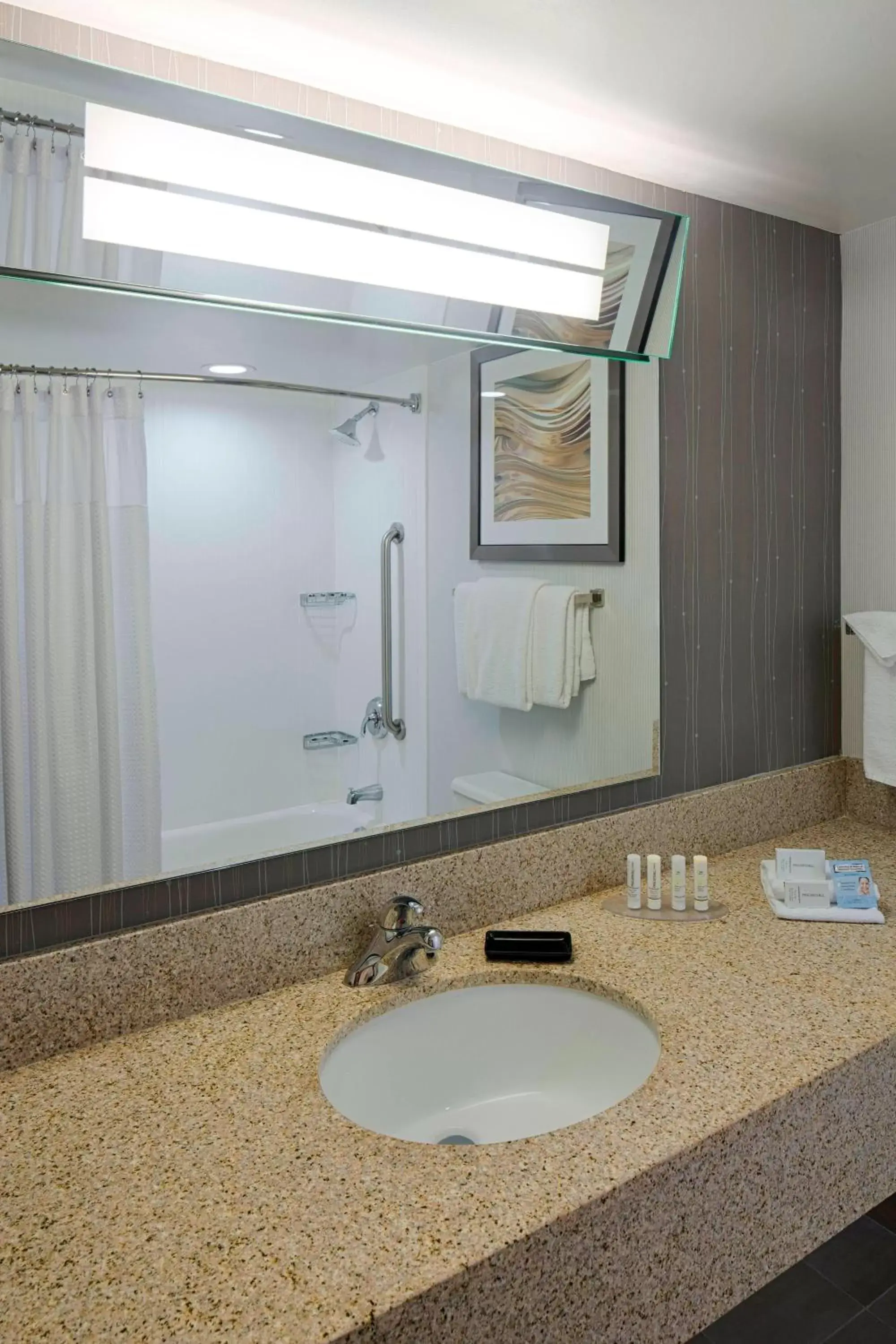 Bathroom in Courtyard by Marriott Columbus West/Hilliard