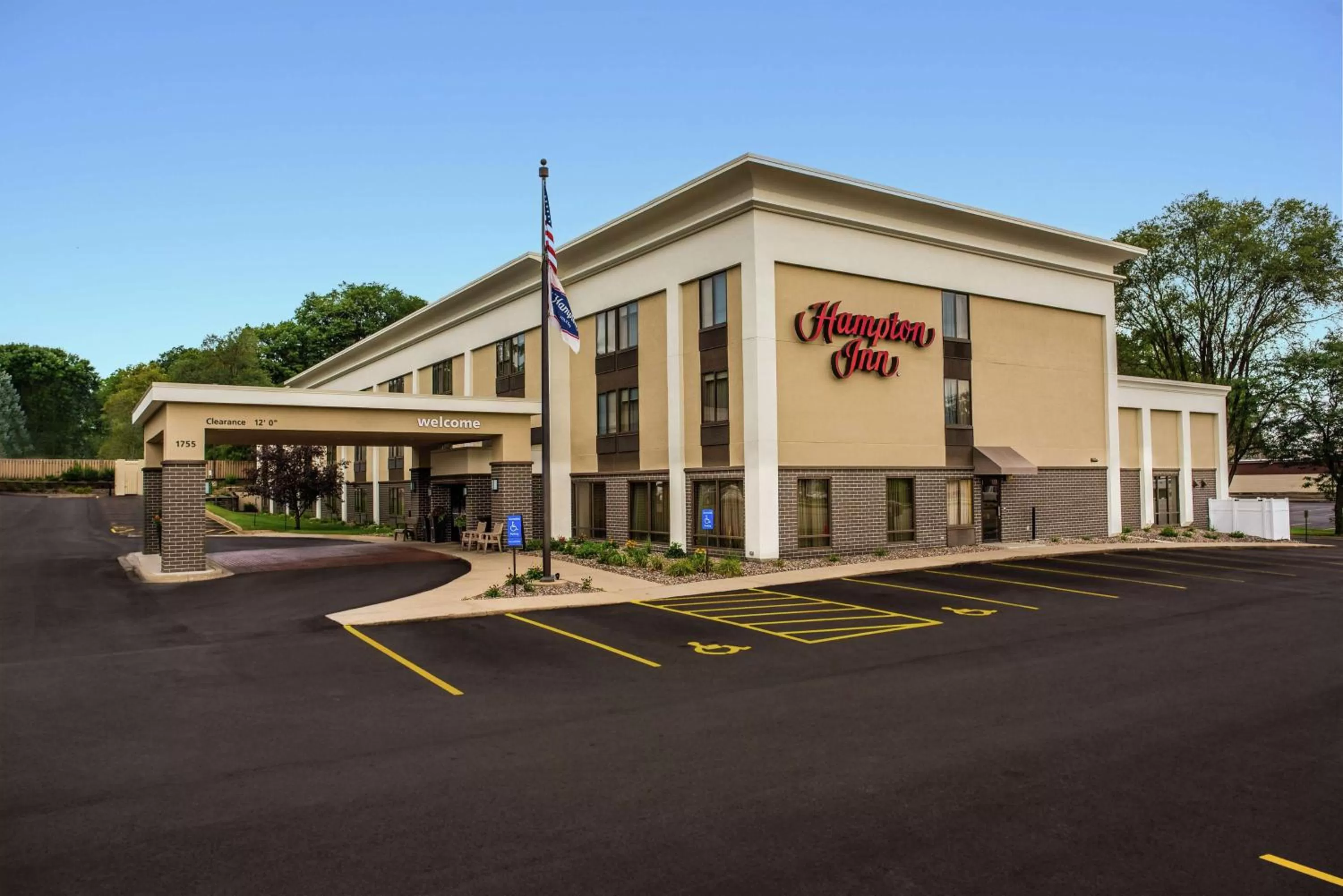 Property building in Hampton Inn Rochester