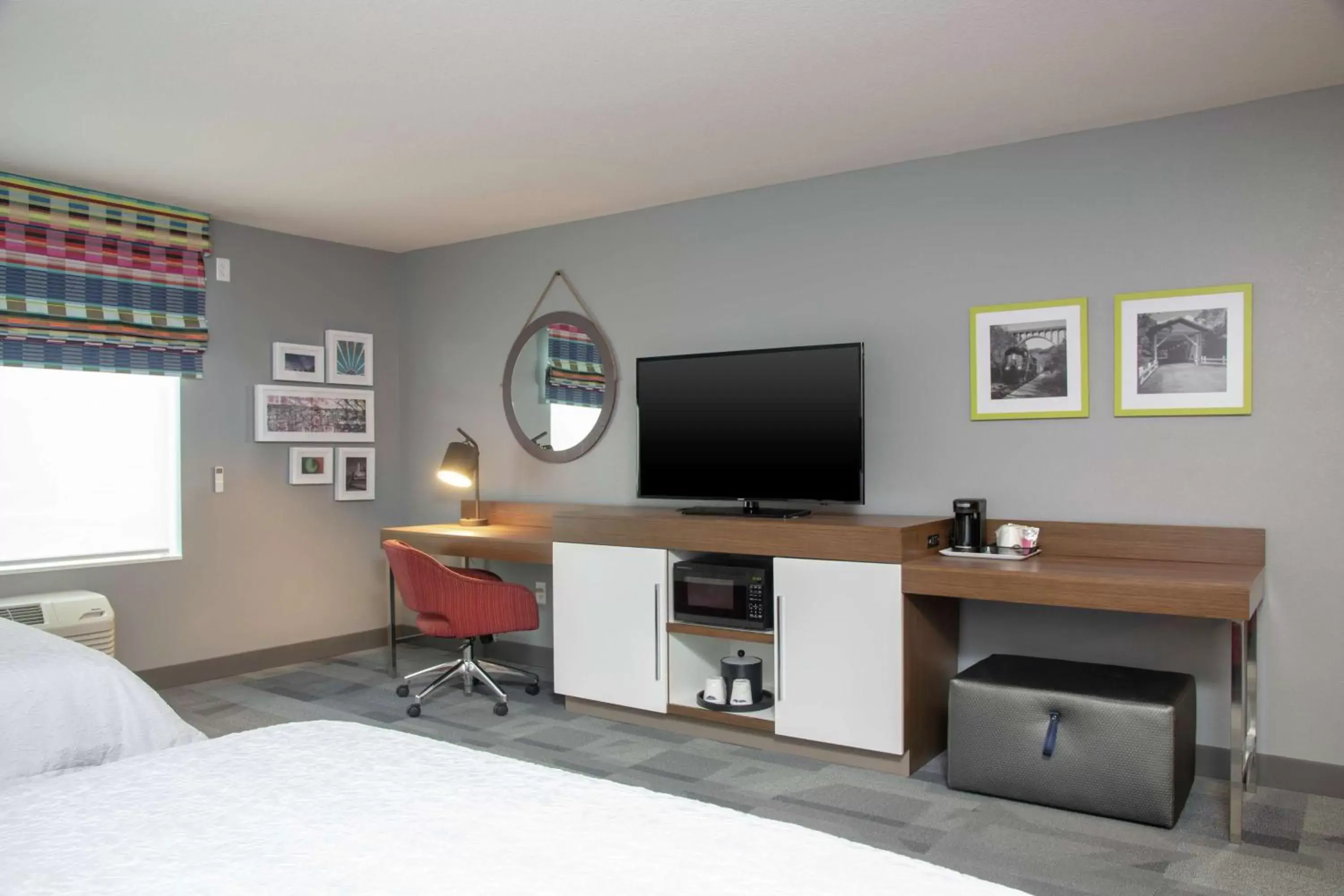 Bedroom, TV/Entertainment Center in Hampton Inn & Suites Xenia Dayton
