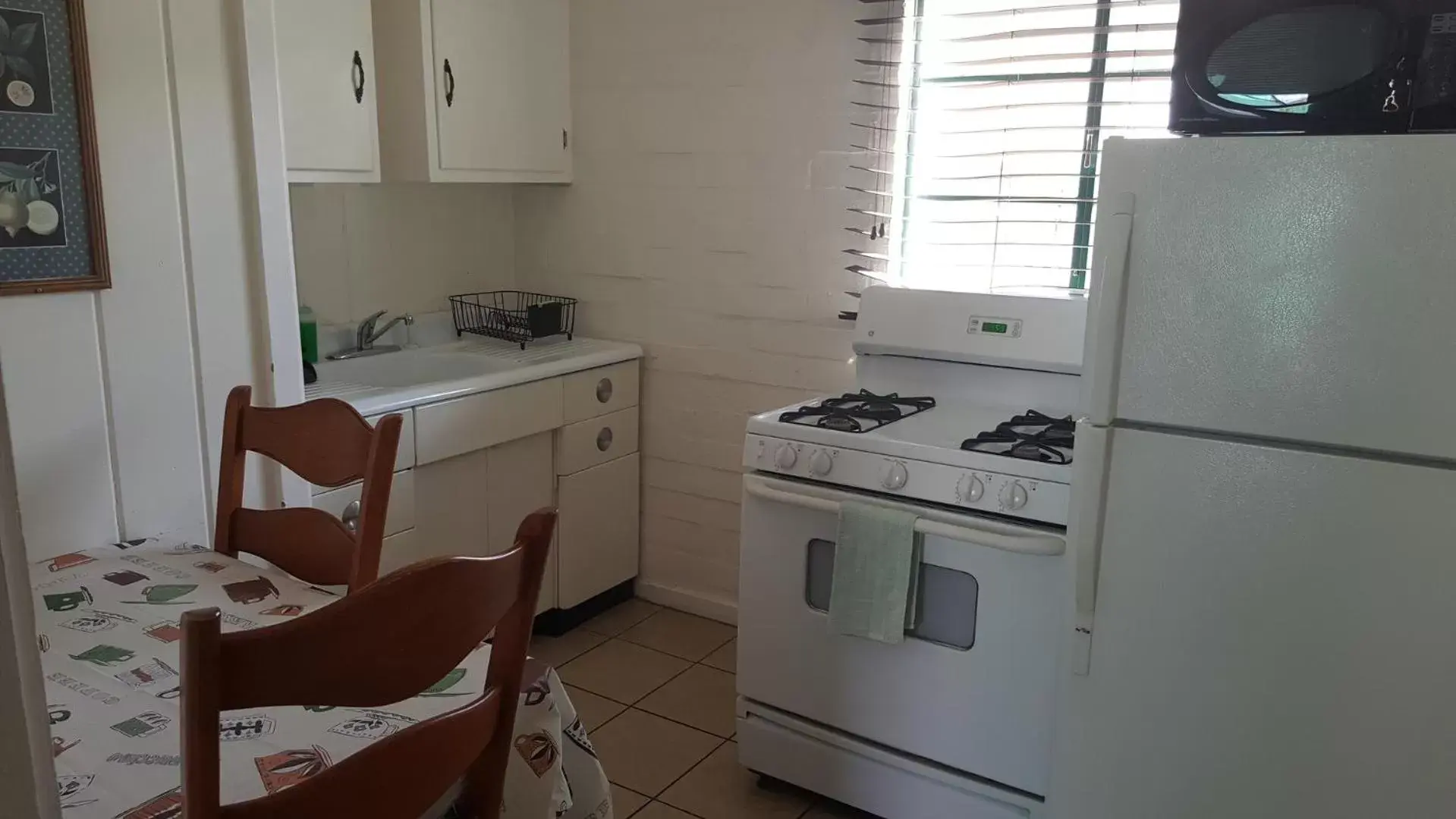 Kitchen/Kitchenette in Bishop Village Motel