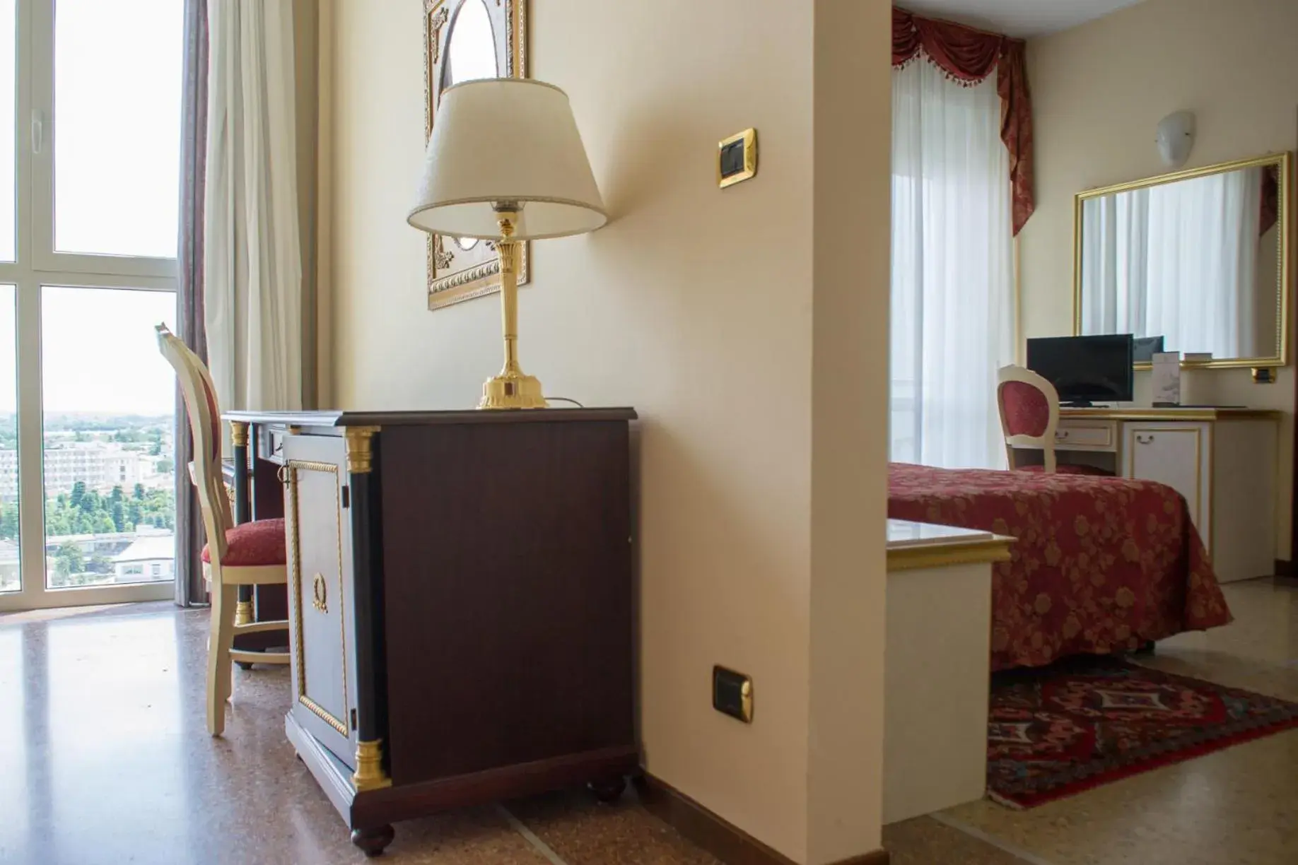 Bedroom, TV/Entertainment Center in Hotel Internazionale Terme
