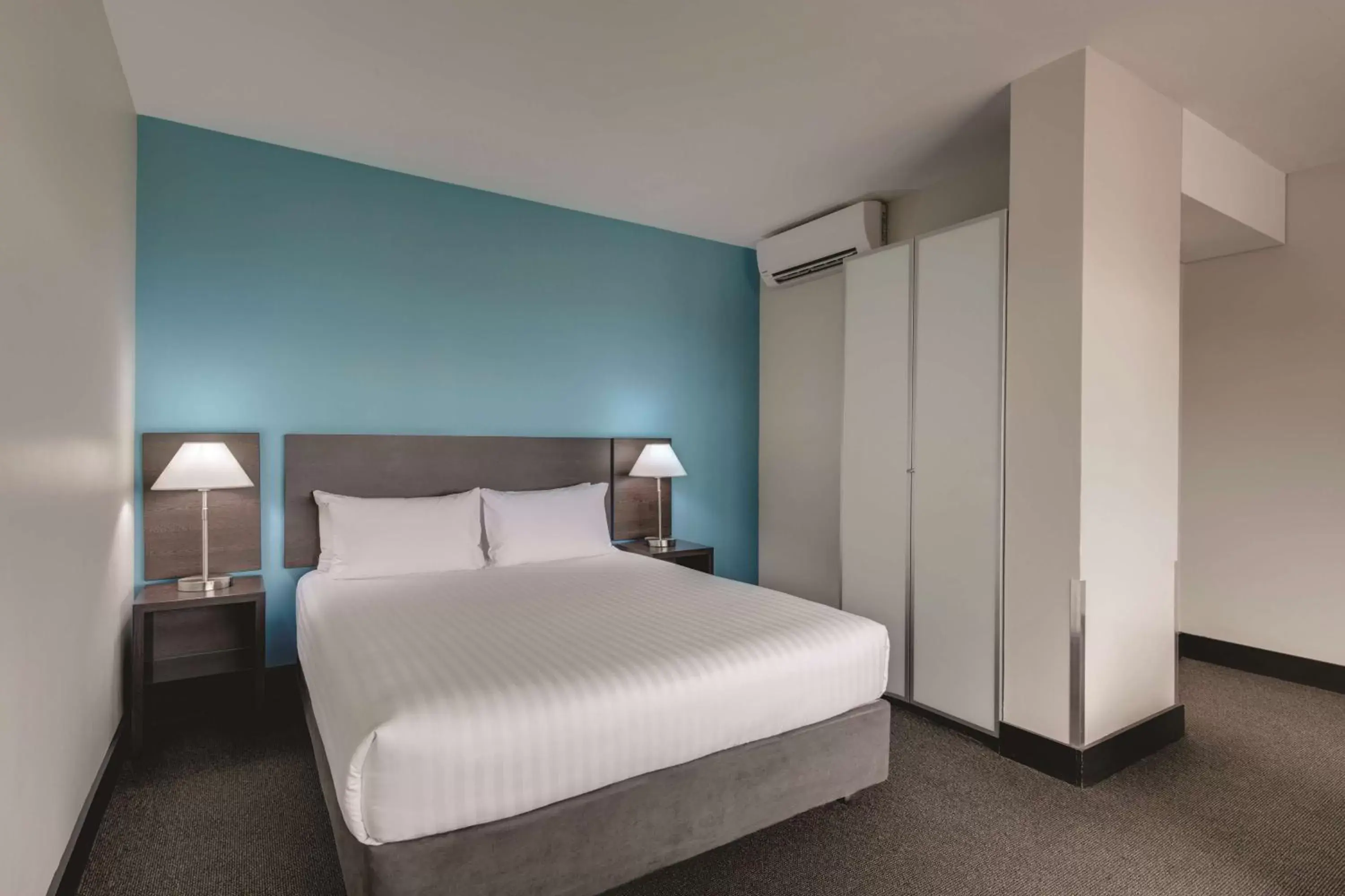 Bedroom, Bed in Travelodge Hotel Hobart