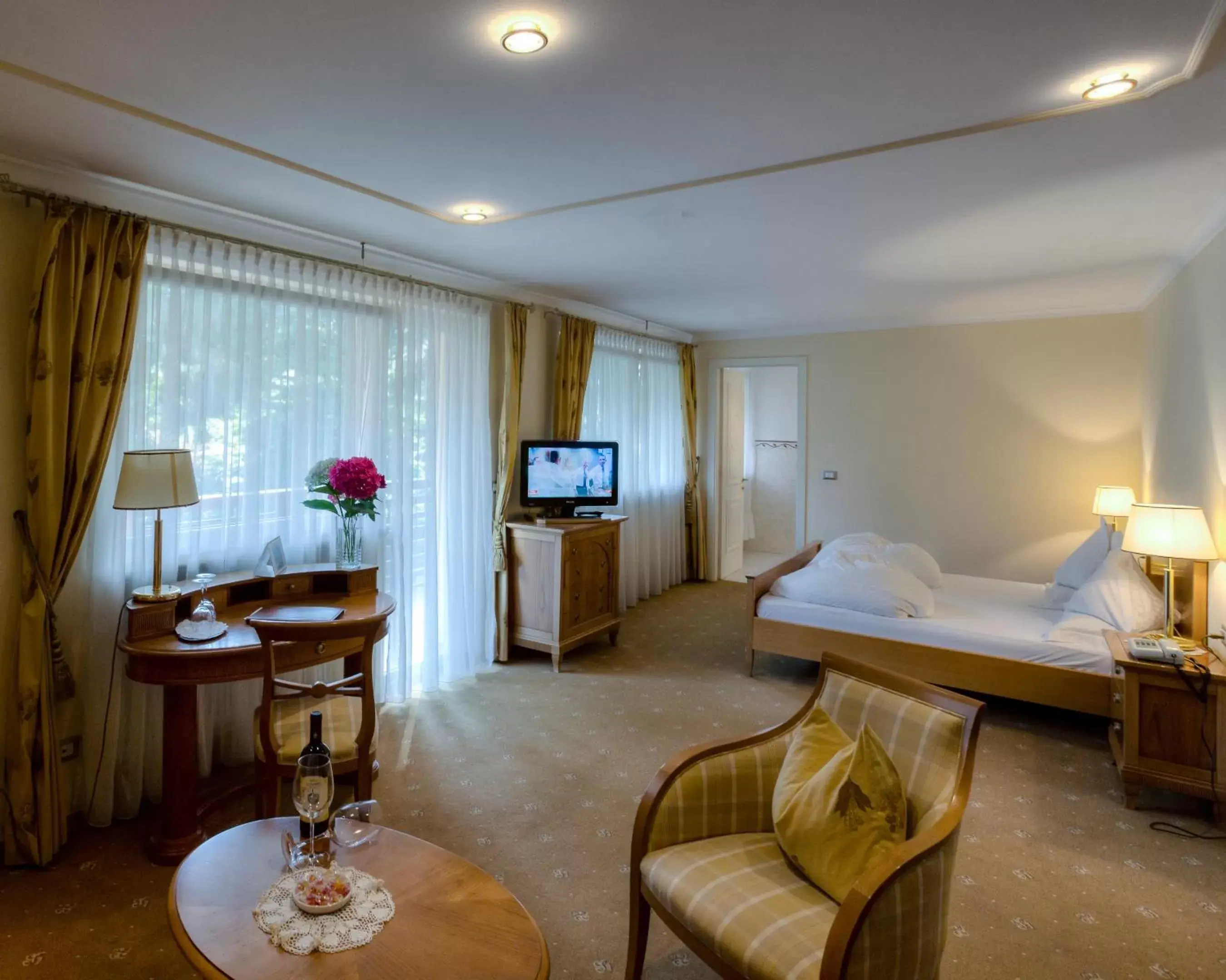 Junior Suite with Street View in Hotel Aster Junior Suite with Street View in Hotel Aster