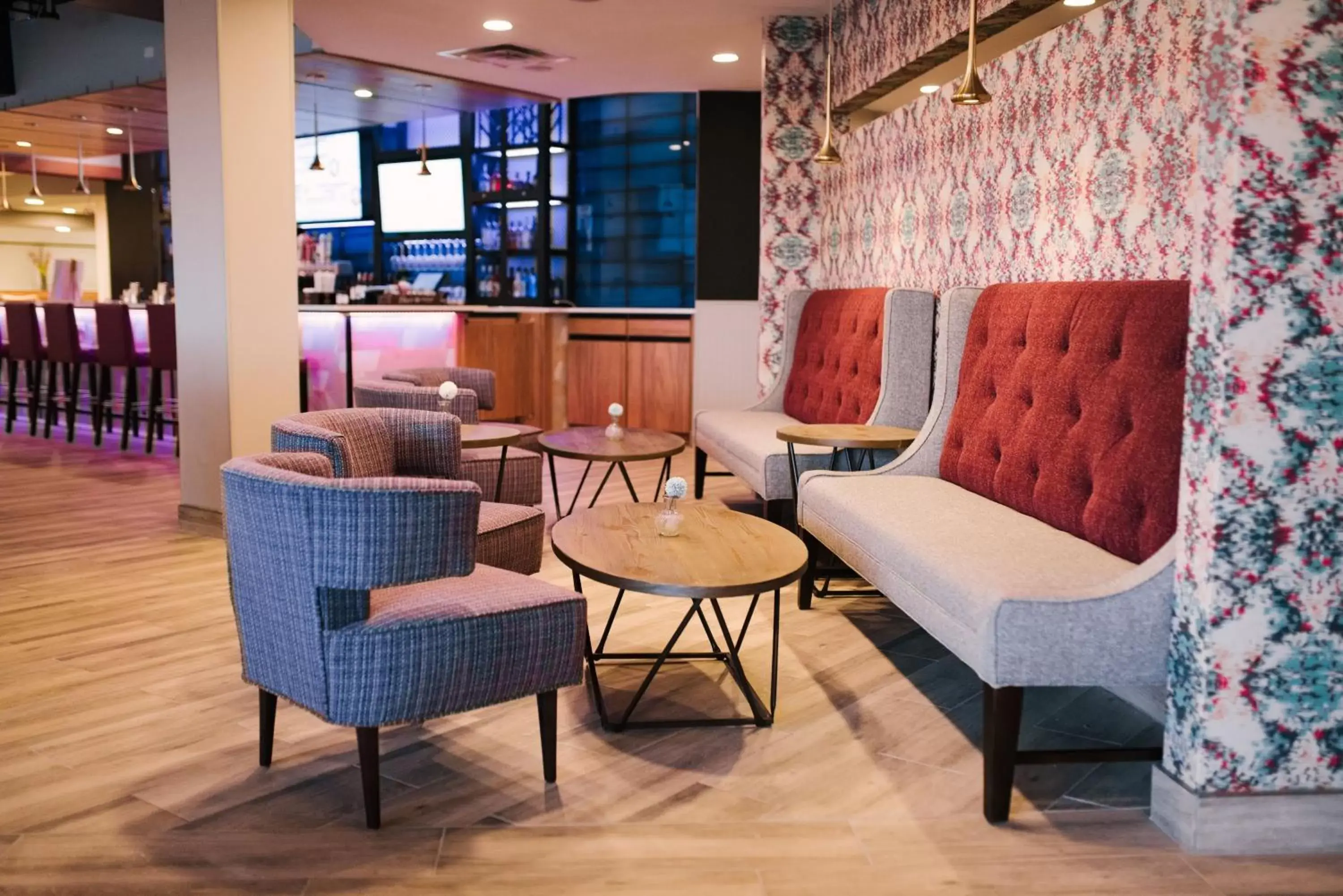Lounge or bar, Seating Area in Holiday Inn Philadelphia-Cherry Hill, an IHG Hotel