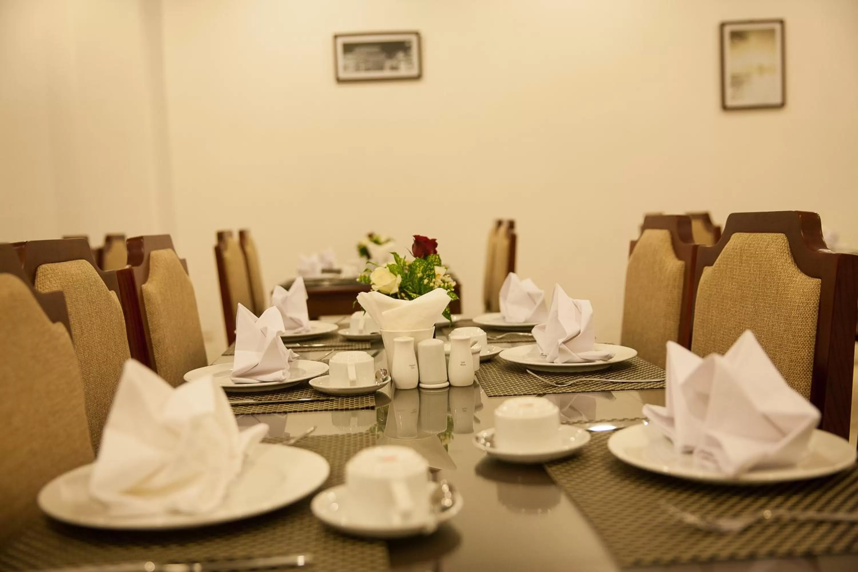 Restaurant/places to eat in La Palm Hotel