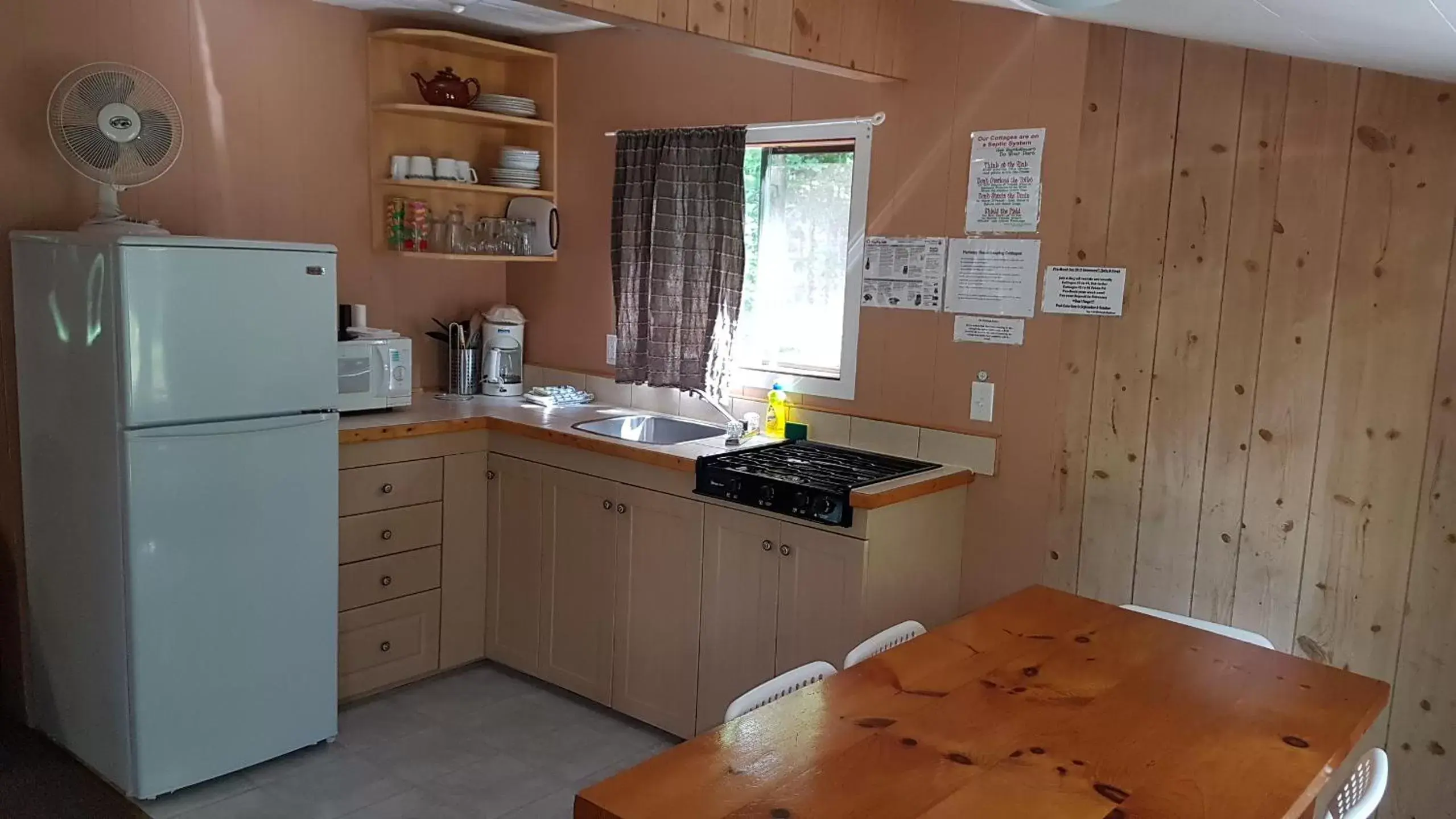 Kitchen/Kitchenette in Parkway Cottage Resort and Trading Post