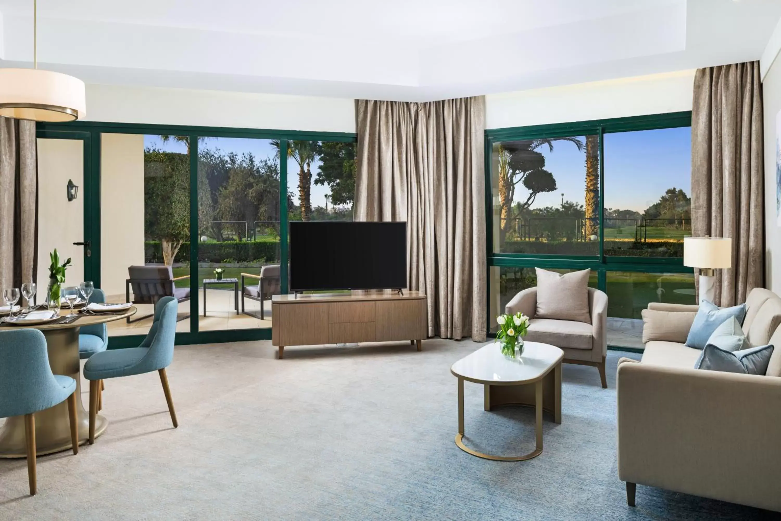 Living room, Seating Area in Hilton Pyramids Golf