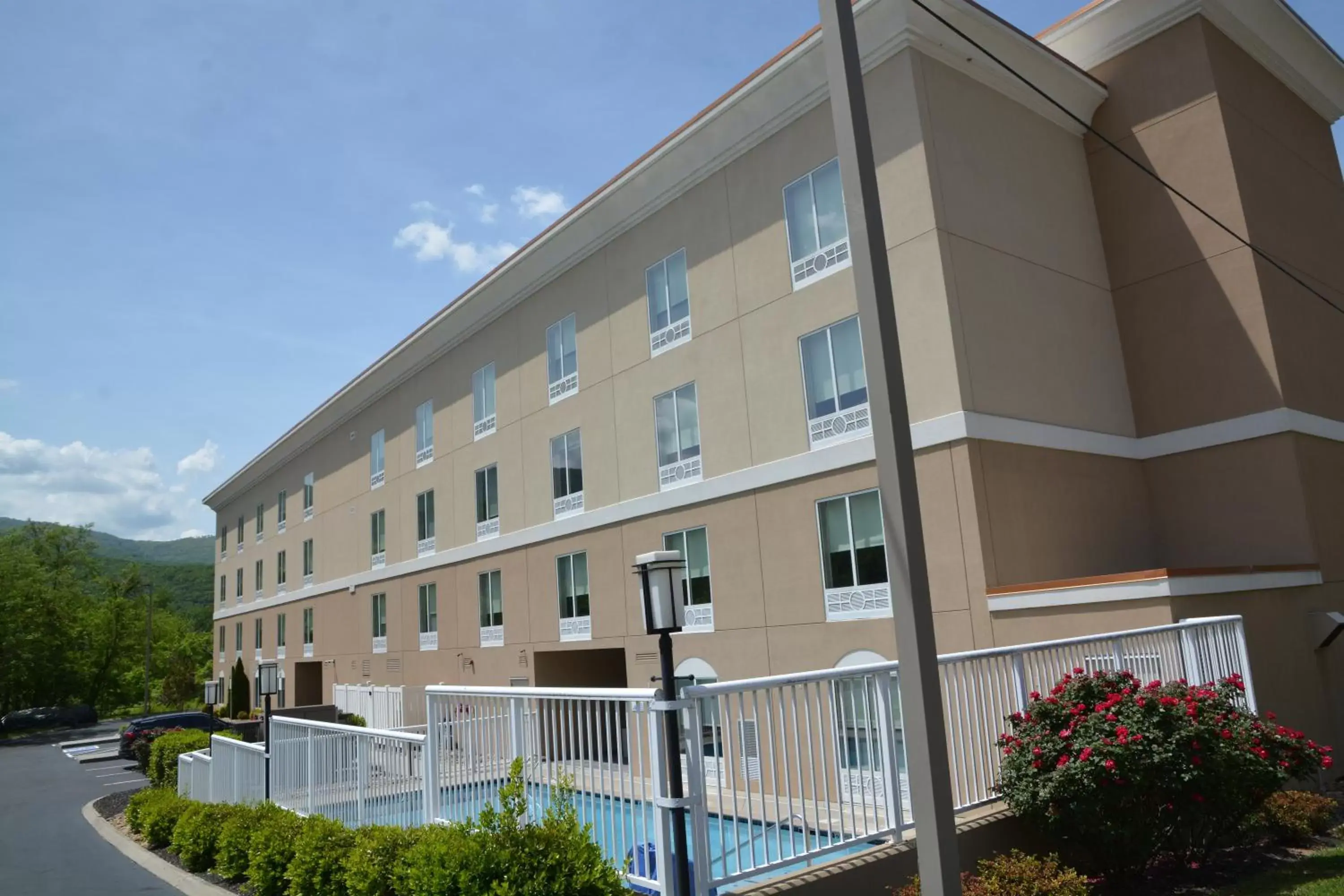 Property Building in Holiday Inn Express & Suites Caryville, an IHG Hotel