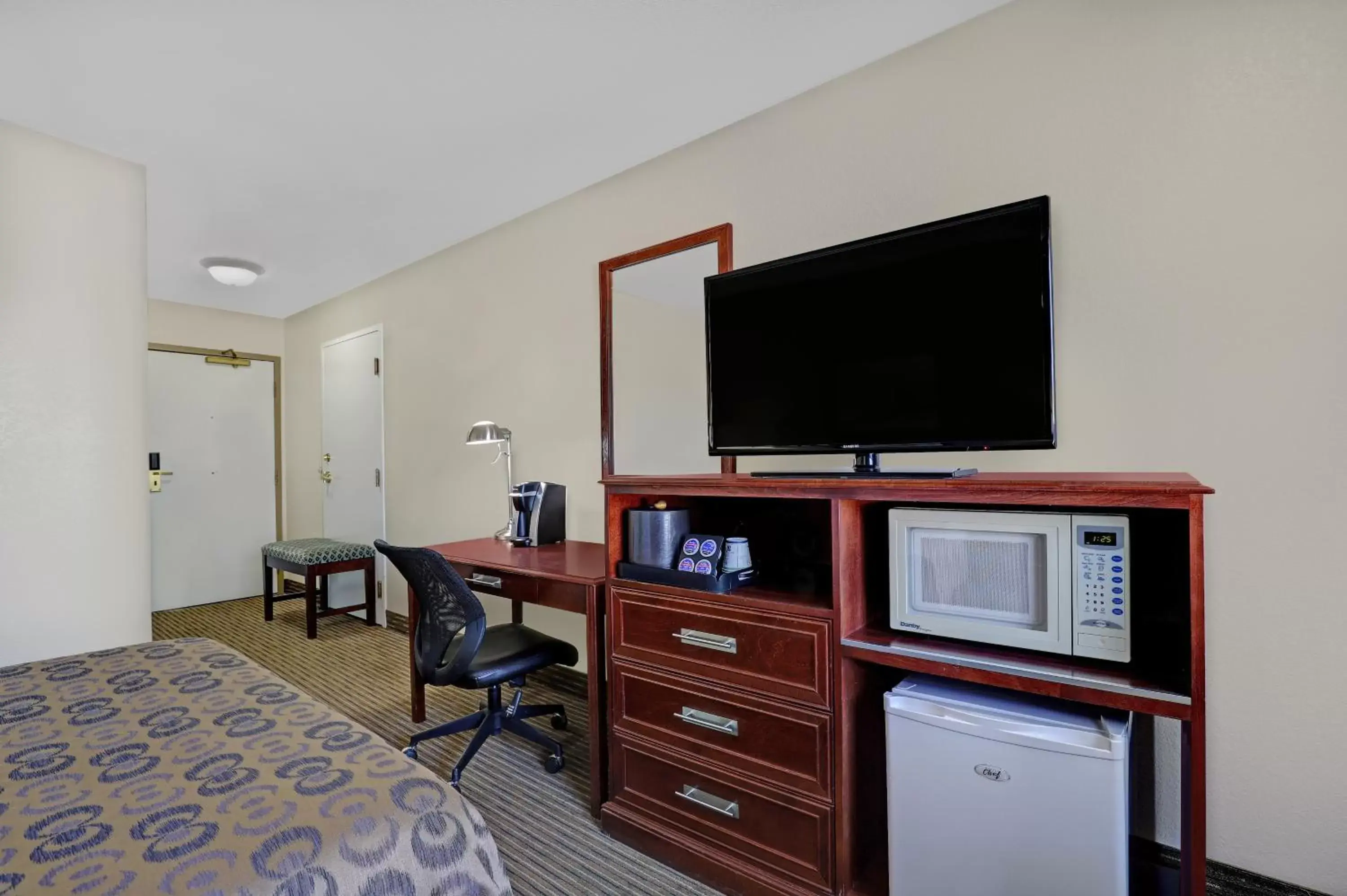 Bedroom, TV/Entertainment Center in SureStay Plus Hotel by Best Western Drumheller