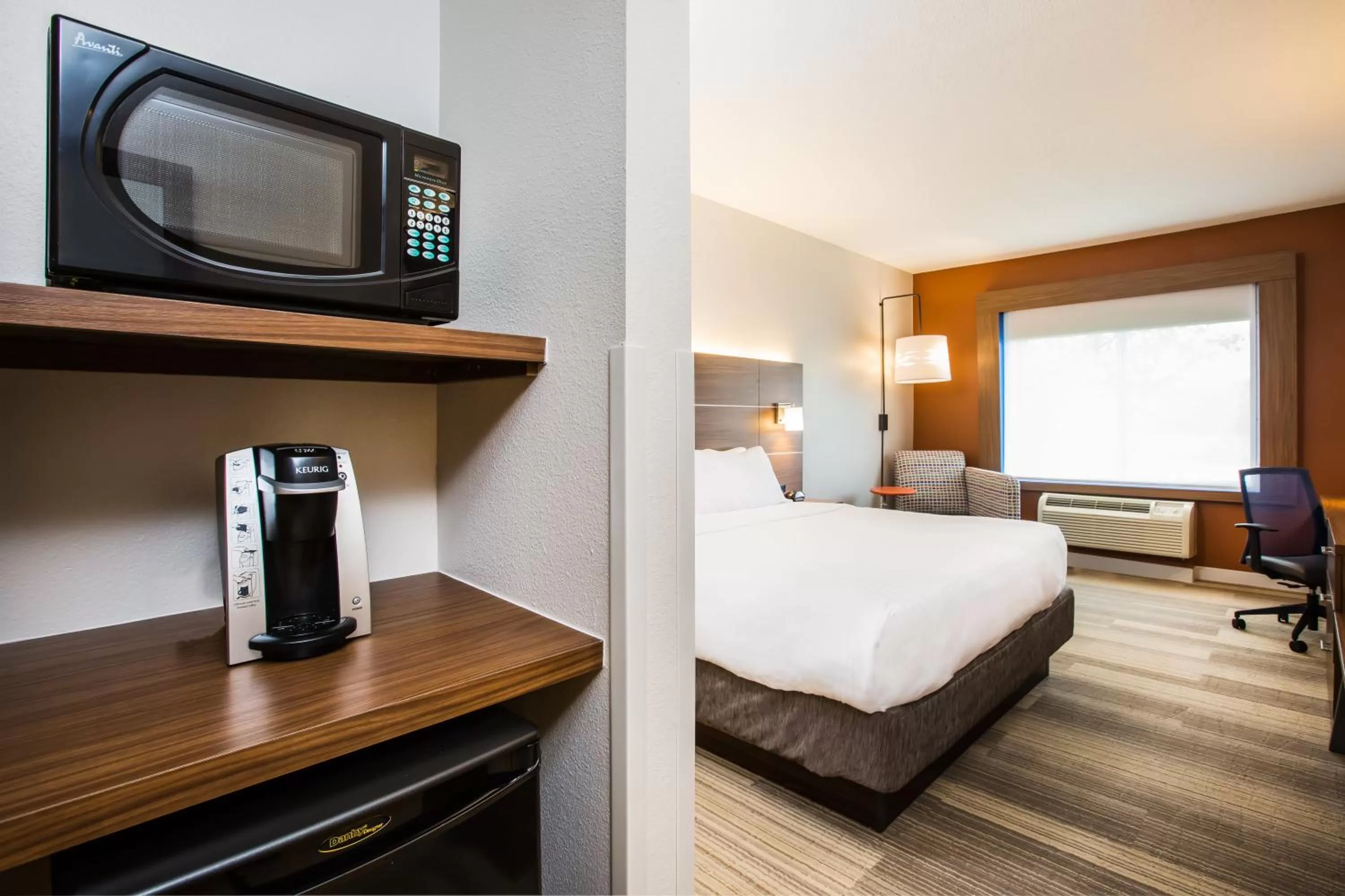 King Room - Hearing Accessible - Roll-in Shower in Holiday Inn Express Hotel & Suites Bellevue-Omaha Area, an IHG Hotel