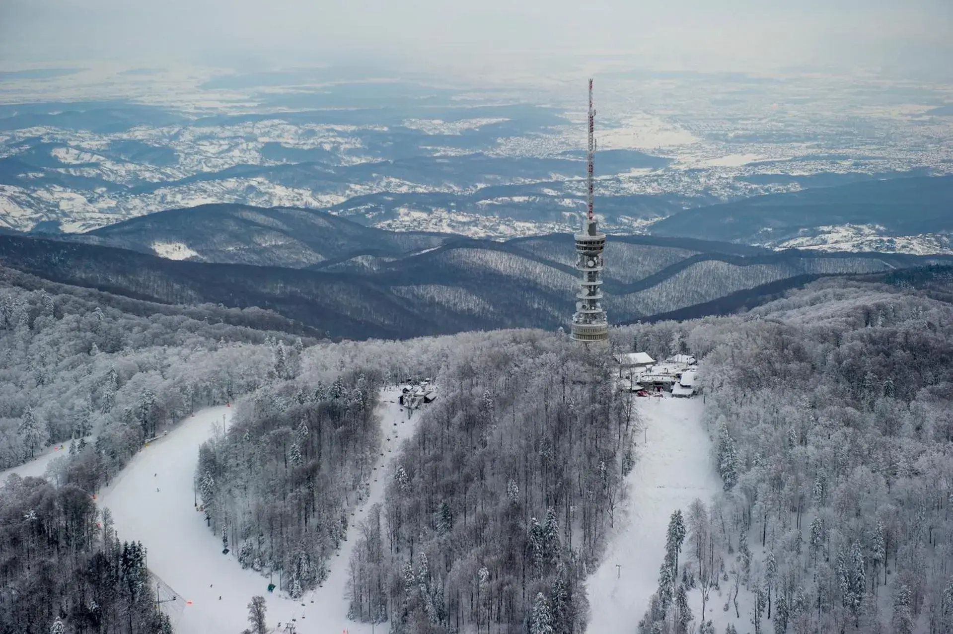 Skiing, Bird's-eye View in Hotel Tomislavov Dom
