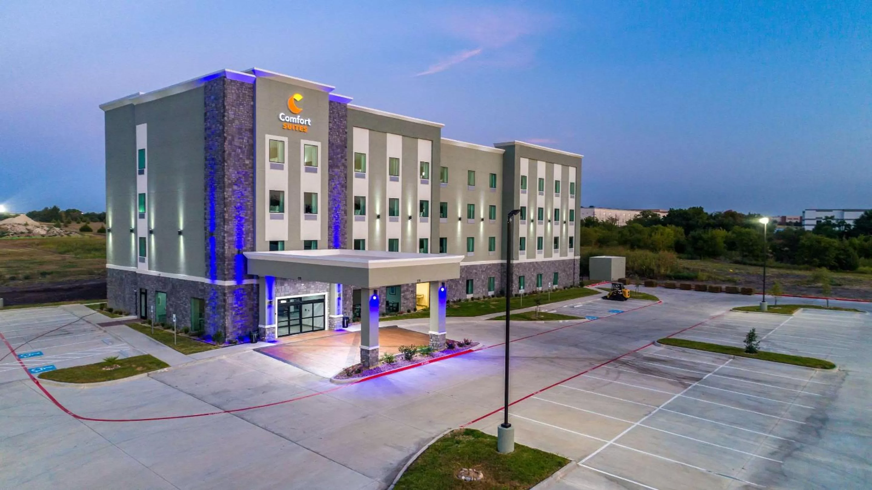 Property building in Comfort Suites DeSoto Dallas South