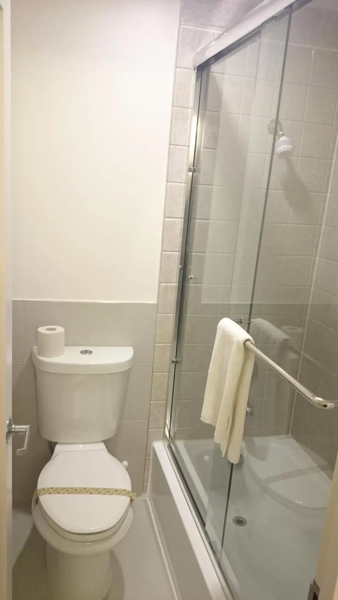 Toilet, Bathroom in Castle Inn