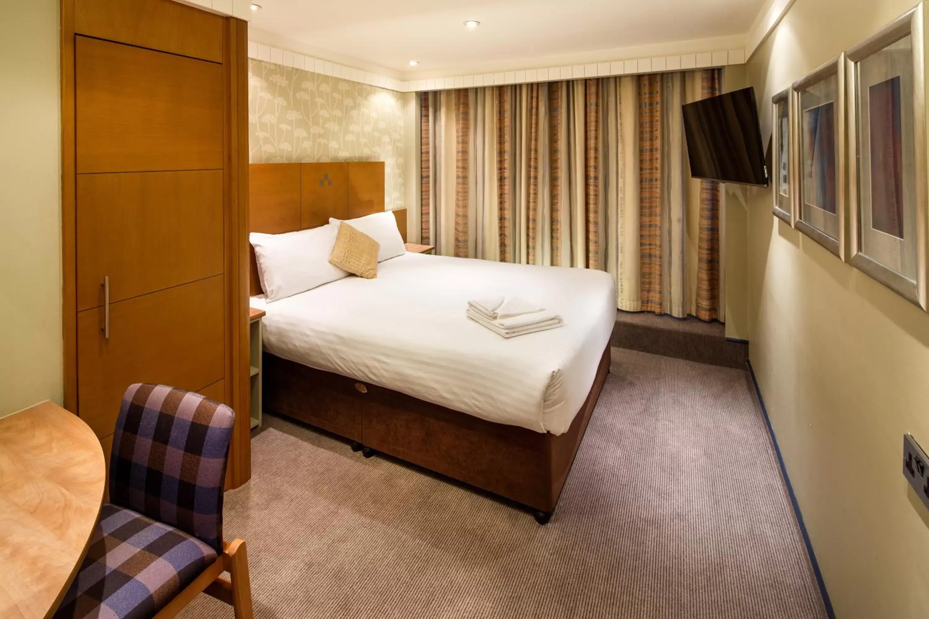 Photo of the whole room, Bed in Mercure Maidstone Great Danes Hotel