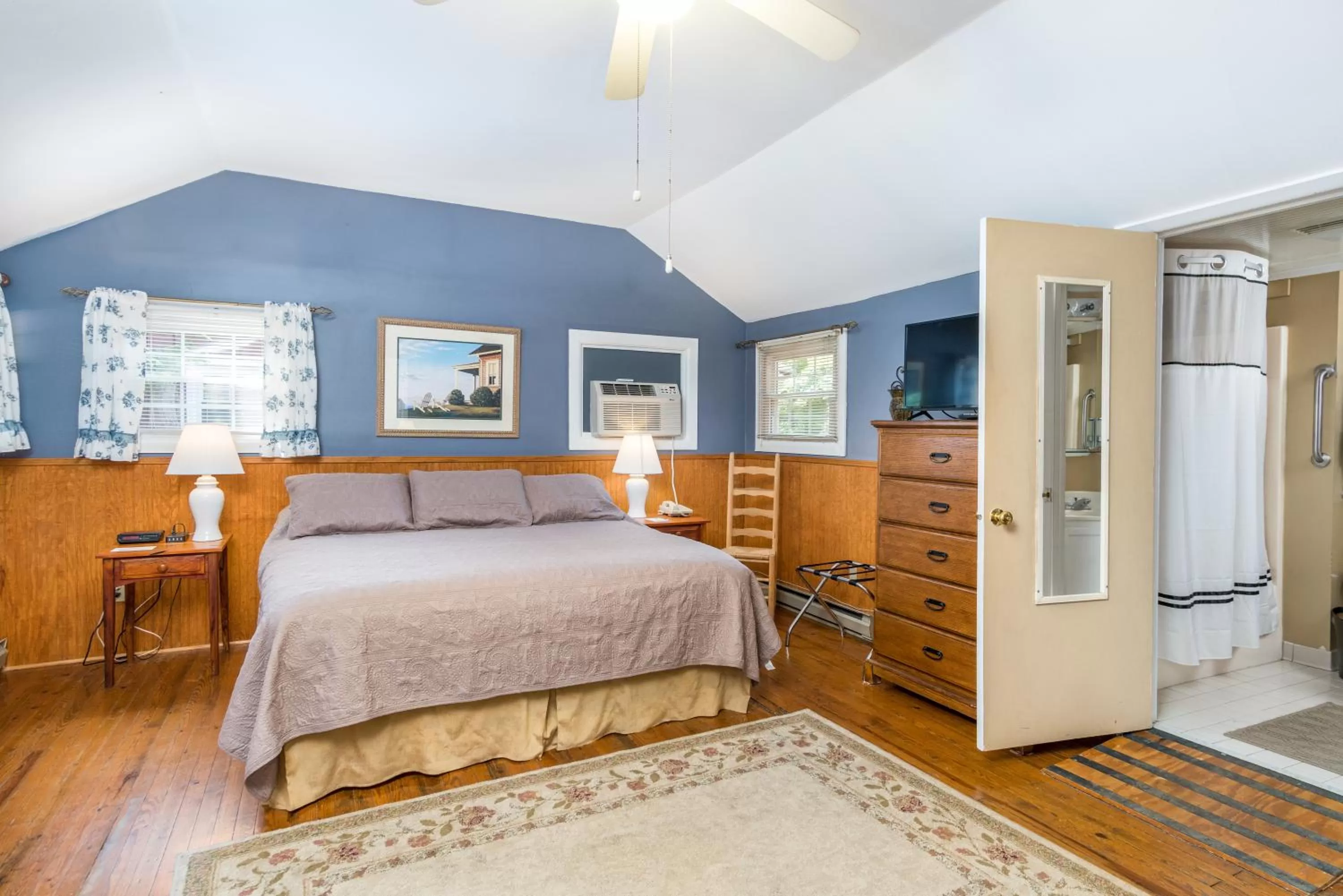 Bed in Highland Lake Inn & Resort - Flat Rock