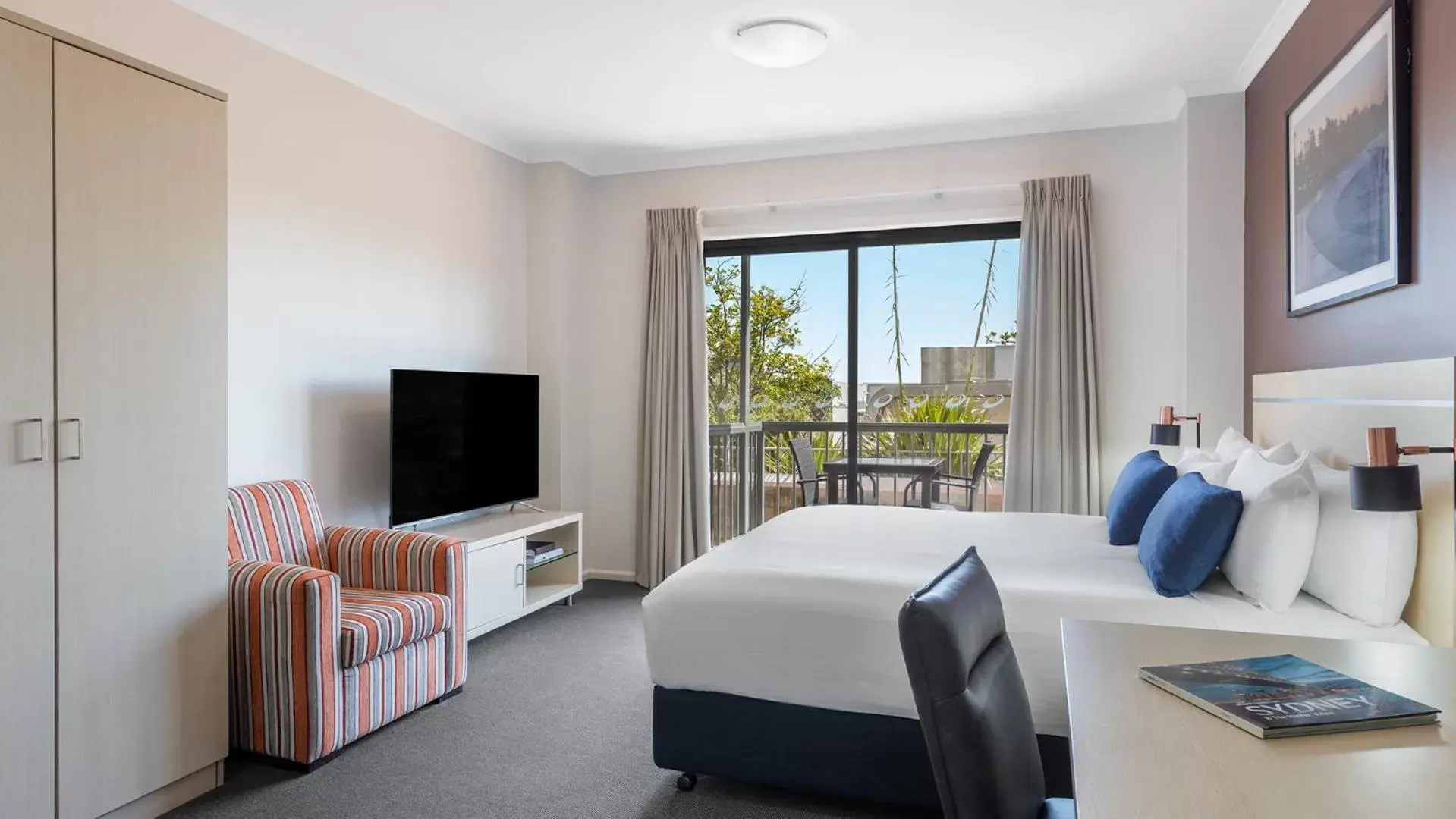 TV and multimedia, TV/Entertainment Center in Oaks Sydney Goldsbrough Suites