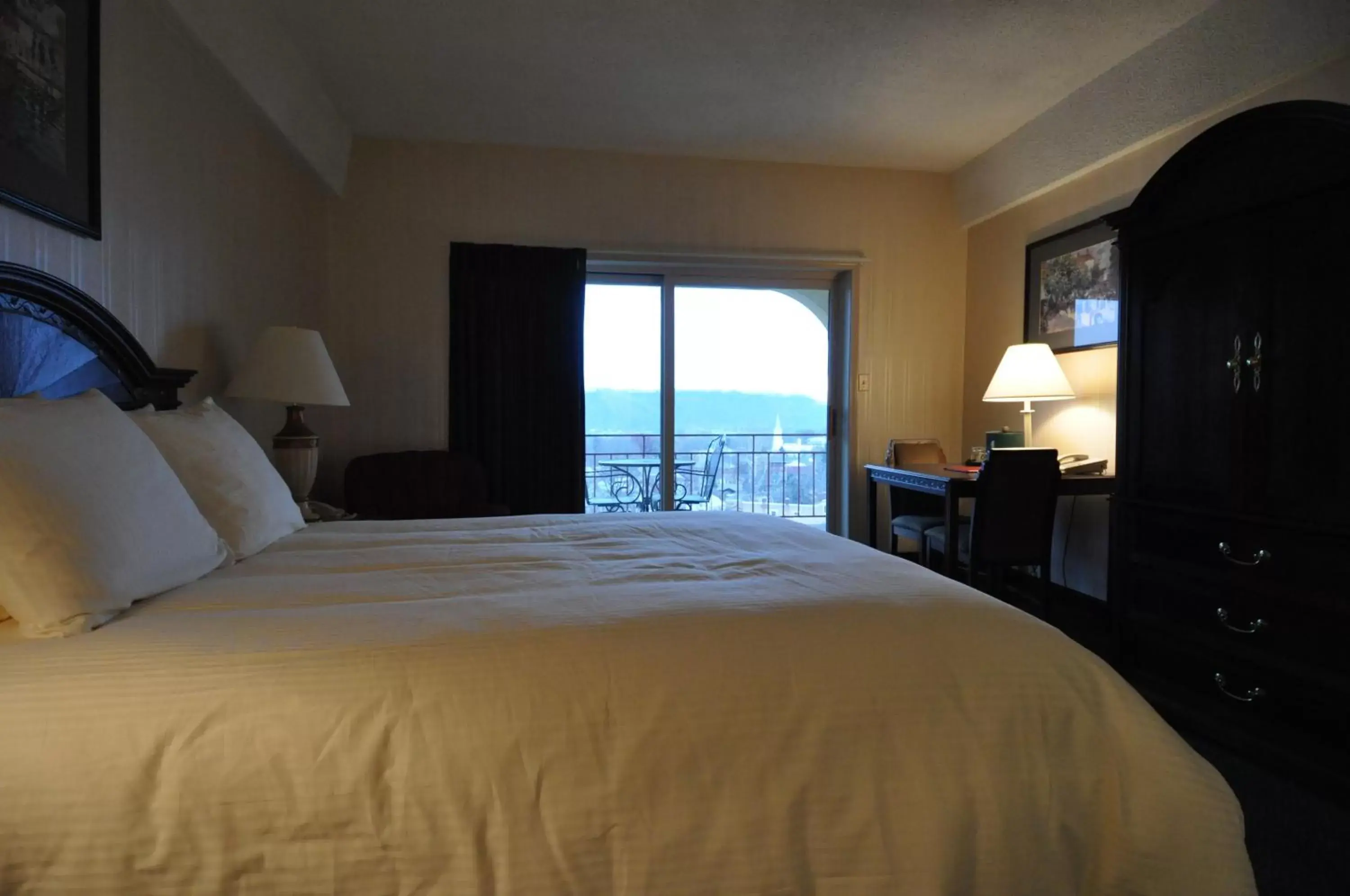 Bedroom, Bed in Hillside Inn