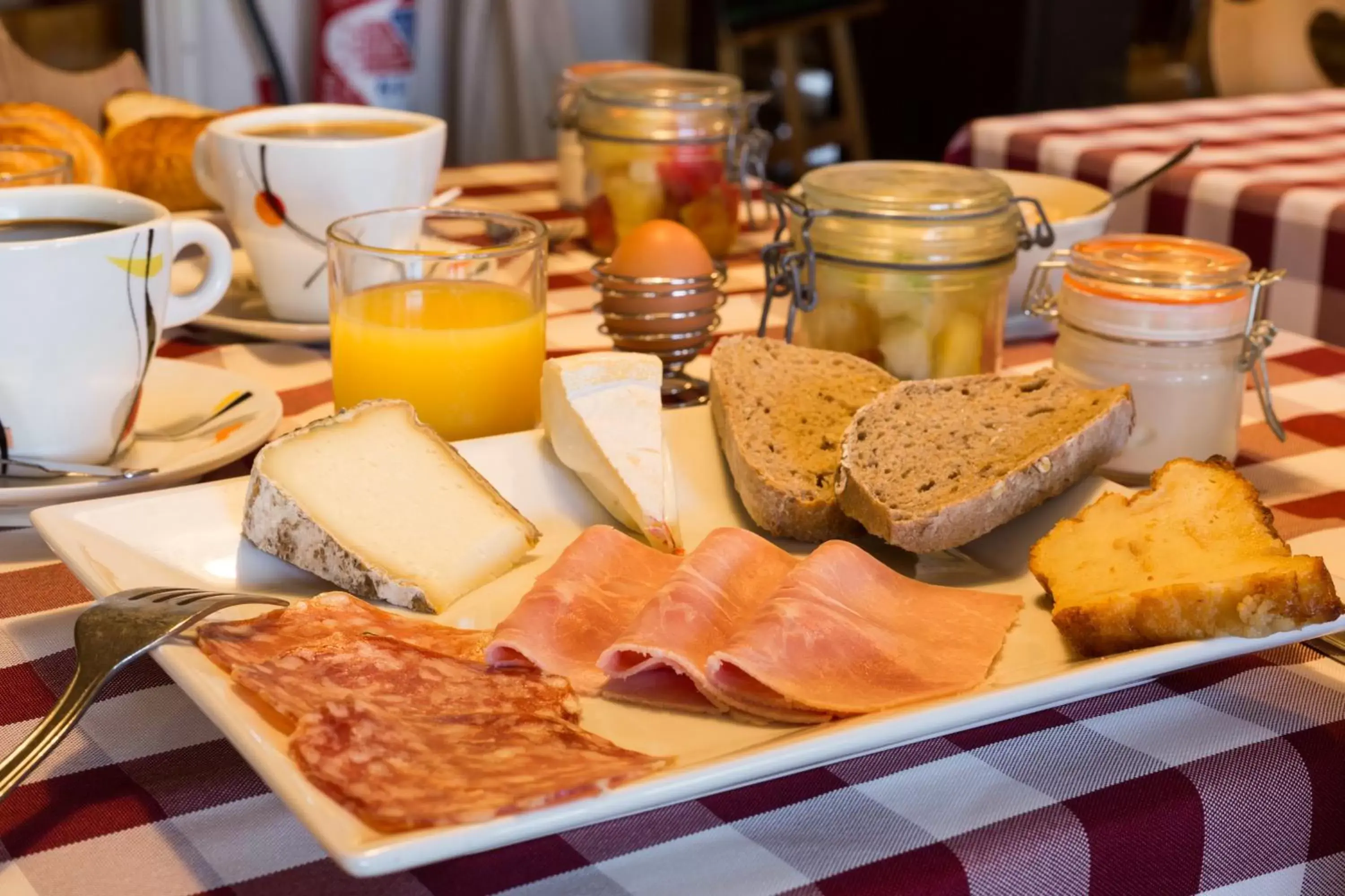 Buffet breakfast in The Originals Annemasse Sud - Porte de Genève