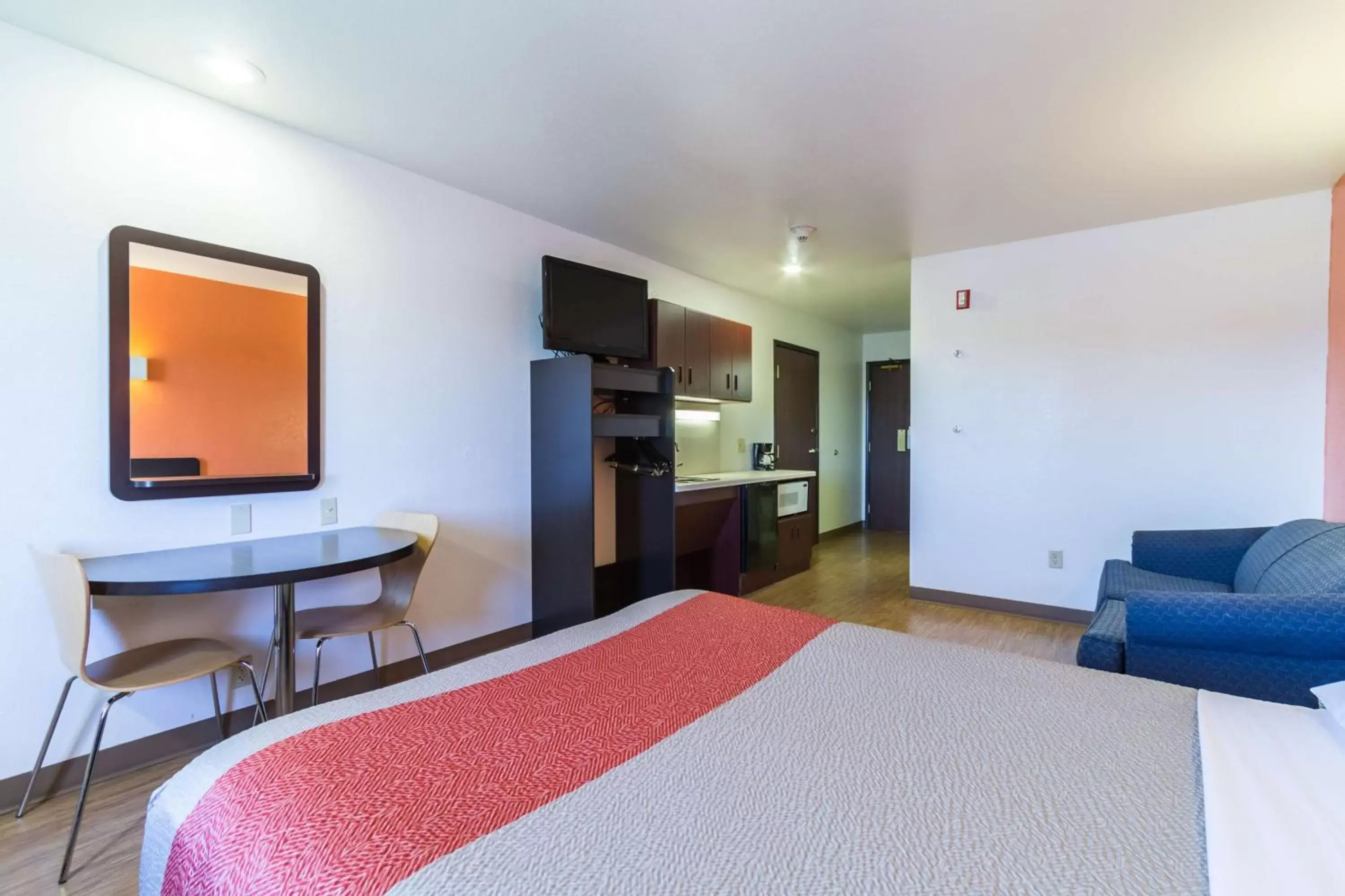 TV and multimedia, Bed in Motel 6-Huron, OH - Sandusky