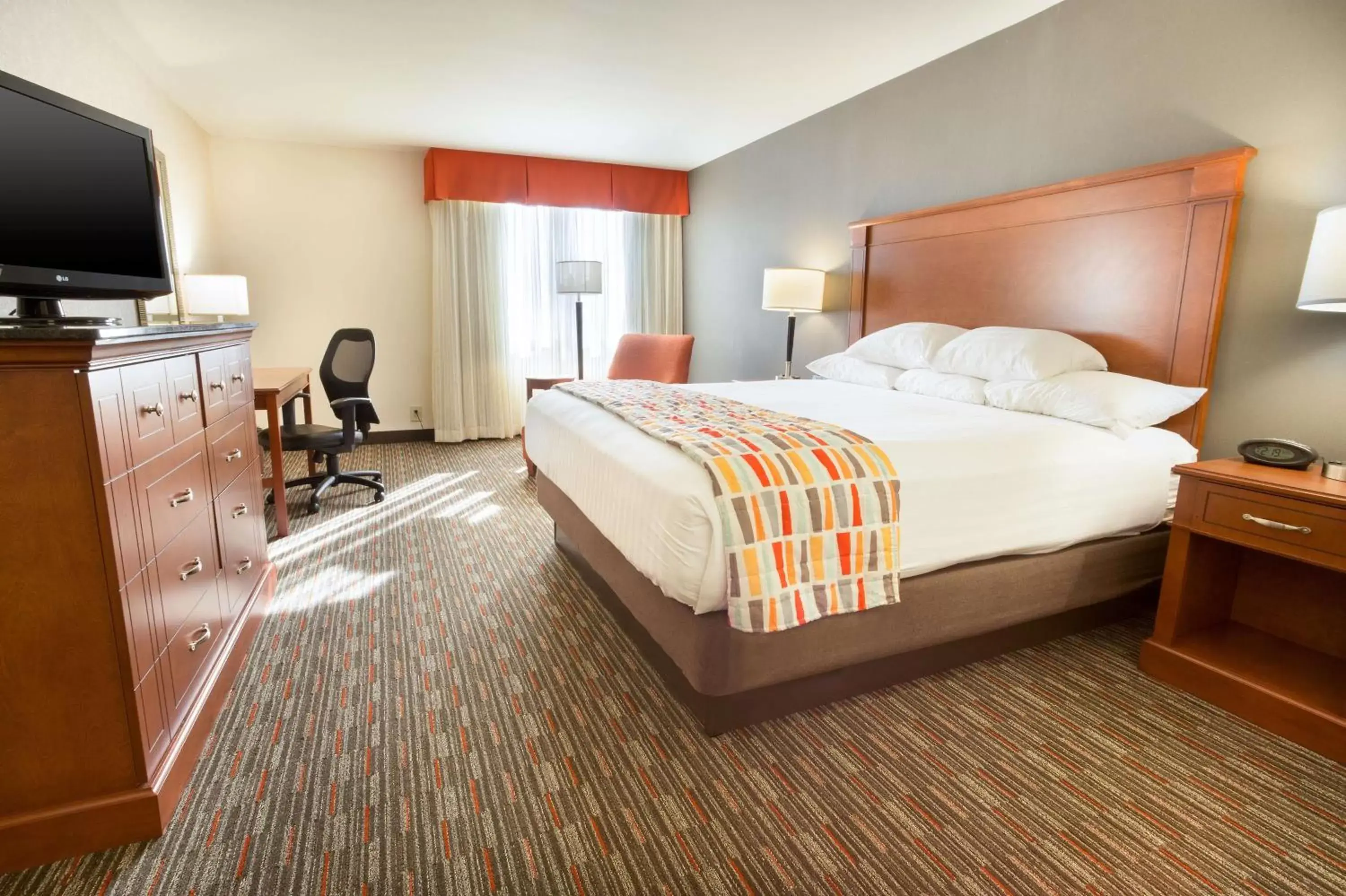 Photo of the whole room, Bed in Drury Inn & Suites St. Louis Creve Coeur