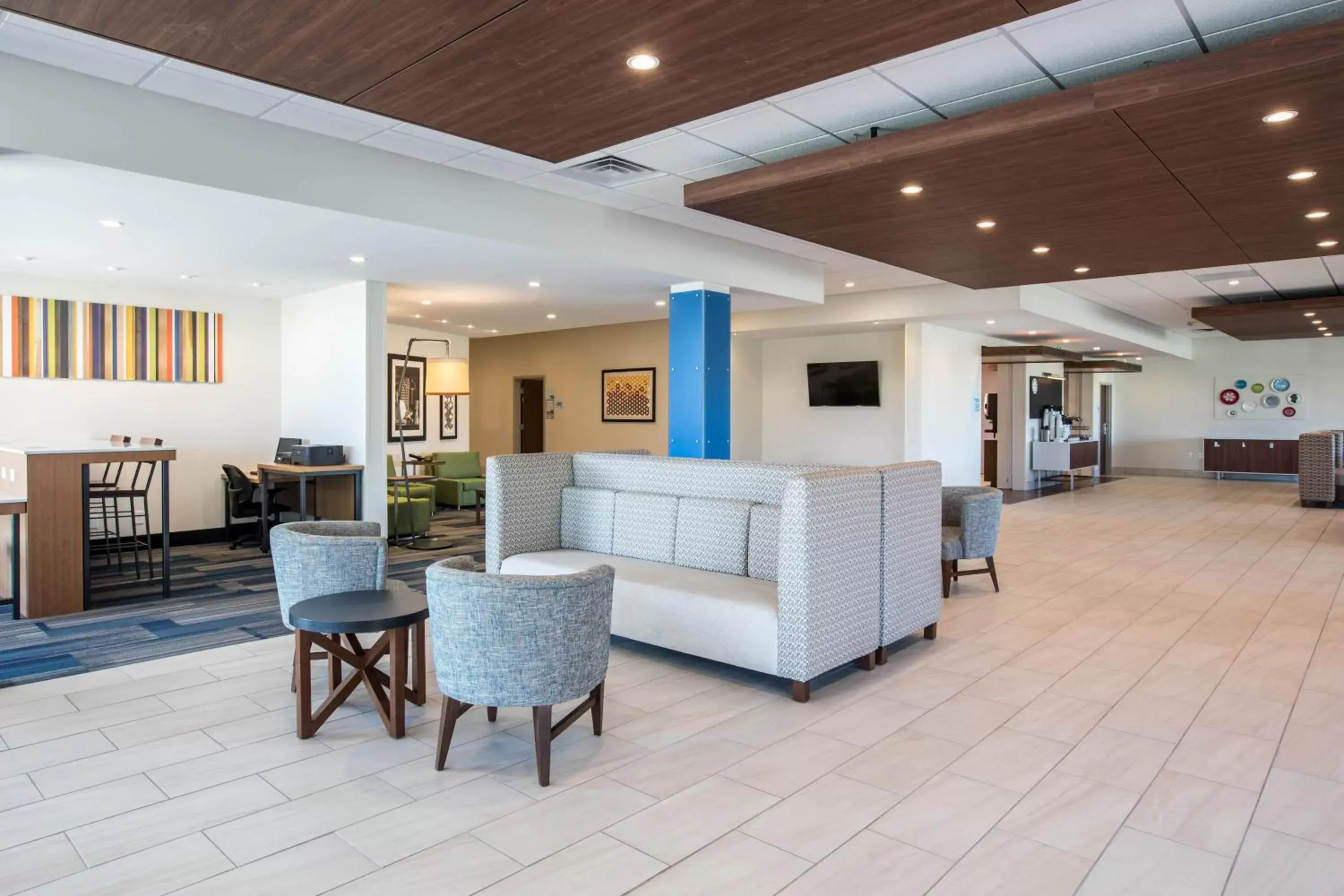 Lobby or reception in Holiday Inn Express & Suites Ludington, an IHG Hotel