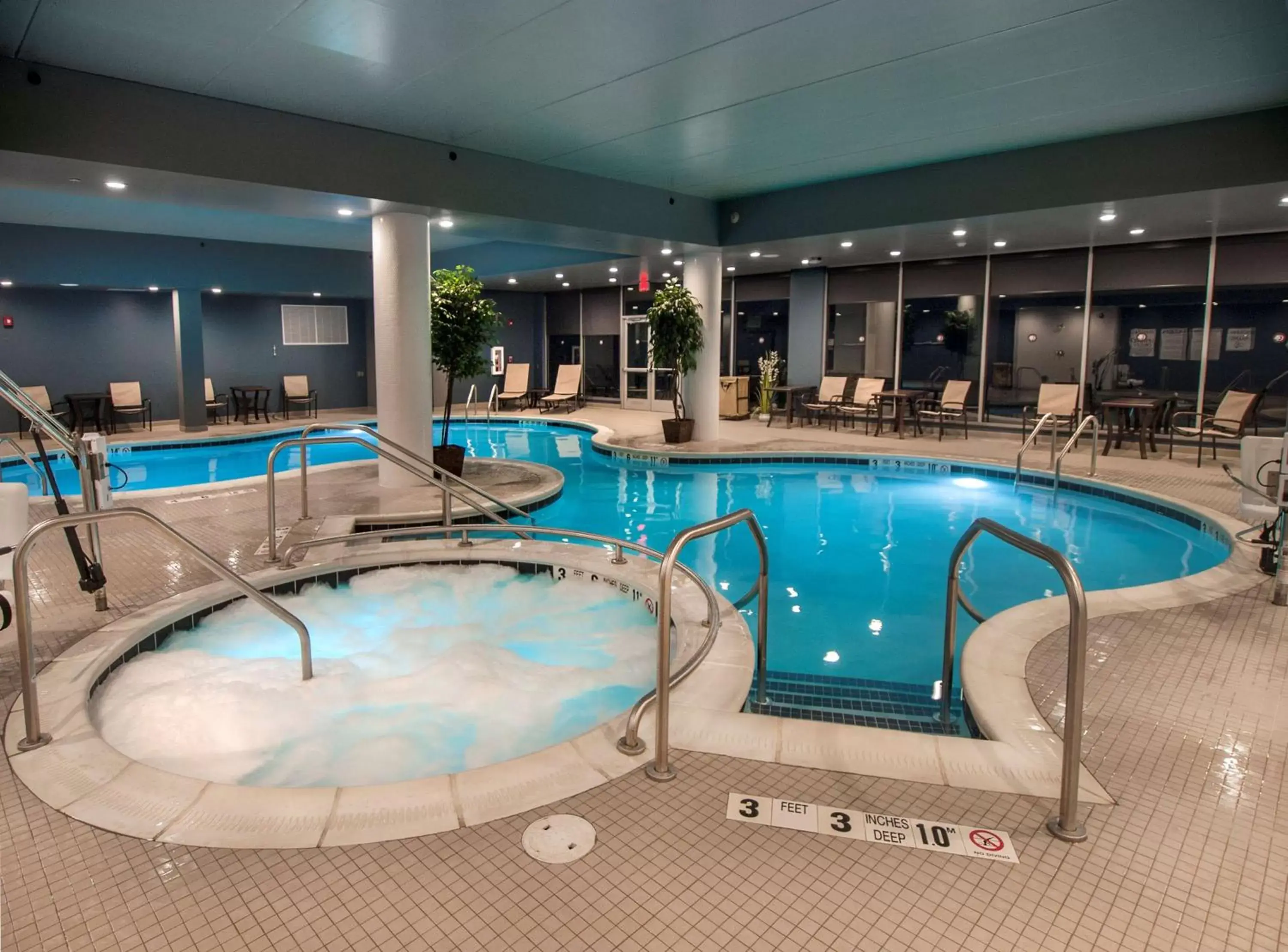 Hot Tub, Swimming Pool in DoubleTree by Hilton Hotel Niagara Falls New York