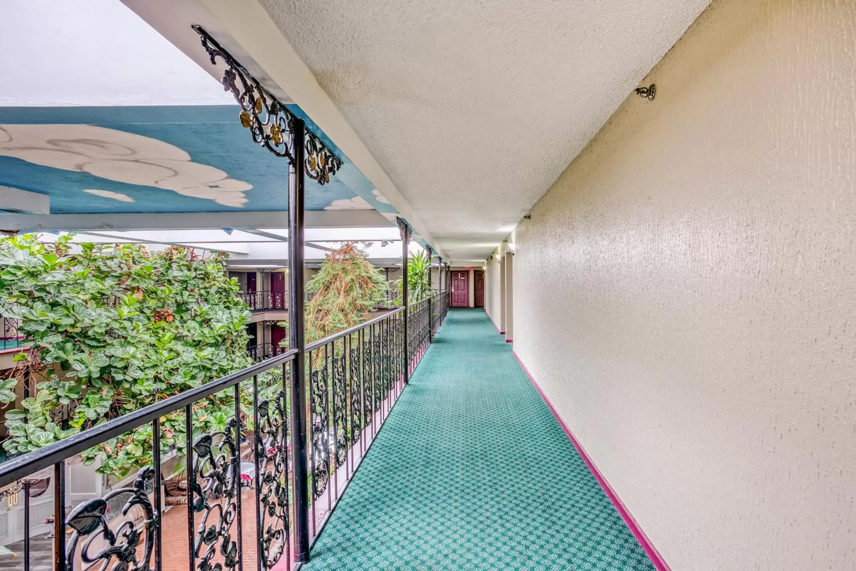 Balcony/Terrace in OYO Townhouse Tulsa Woodland Hills