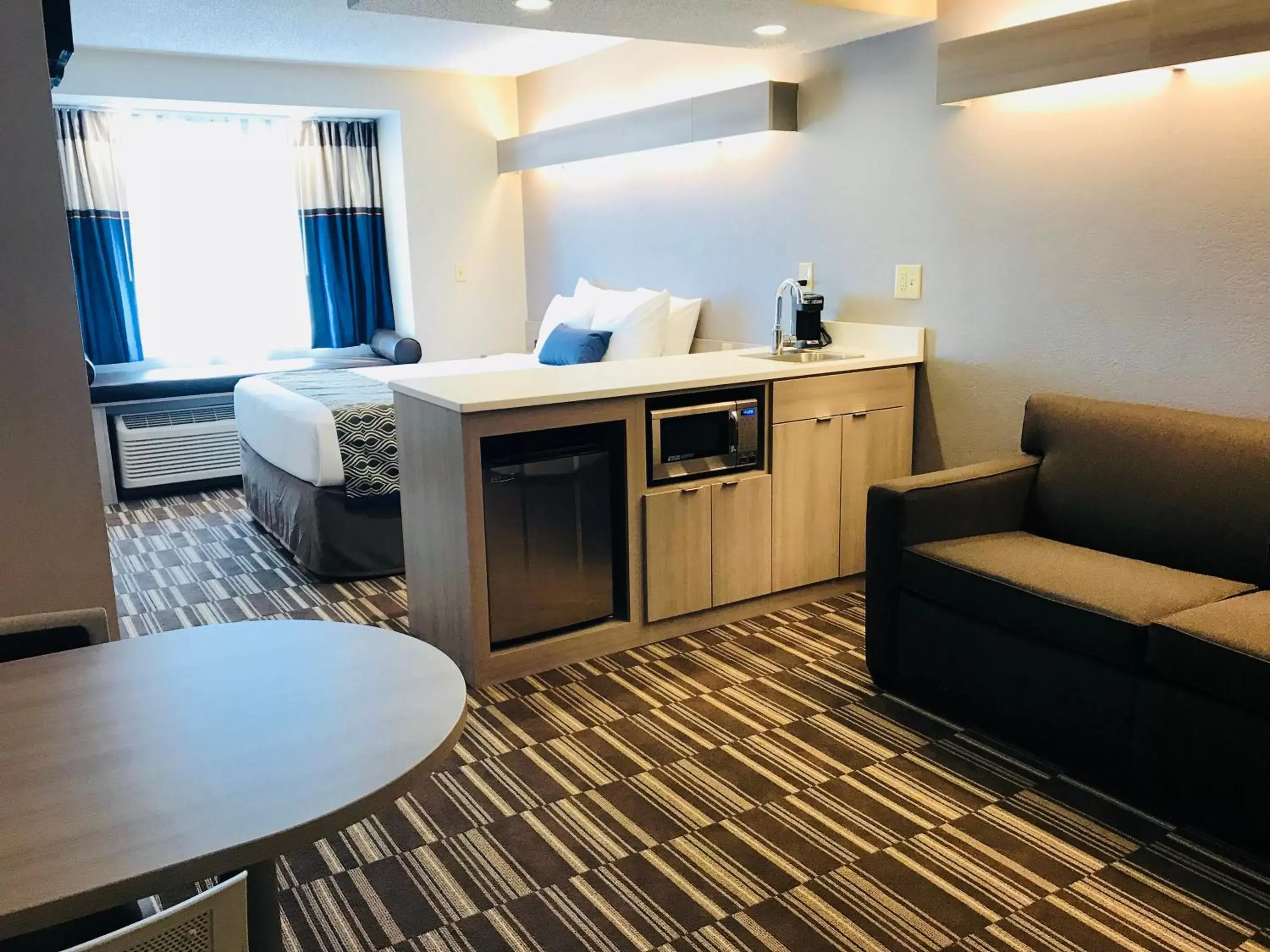 Seating area, Kitchen/Kitchenette in Microtel Inn & Suites by Wyndham Atlanta Buckhead Area