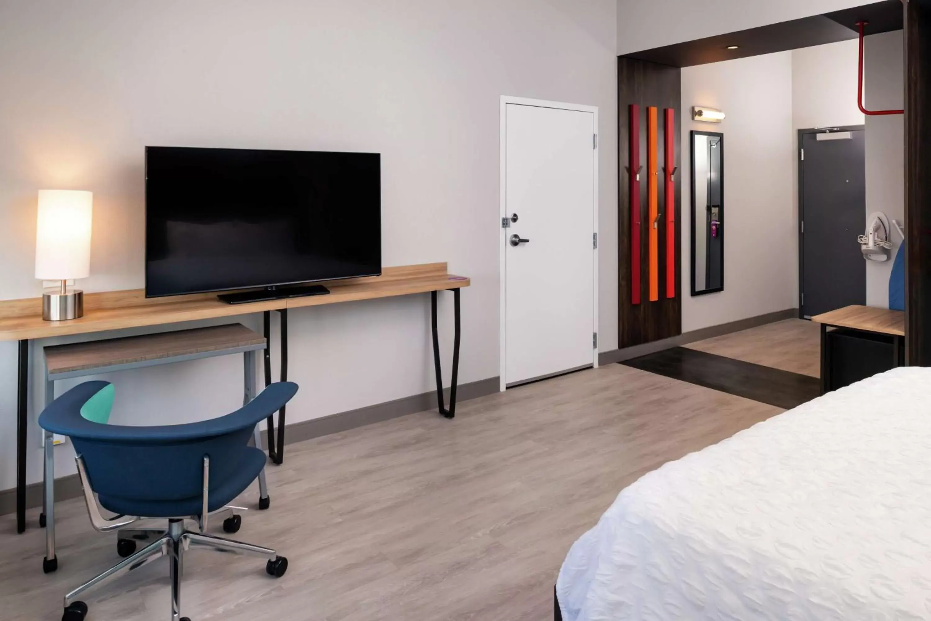 Bedroom, TV/Entertainment Center in Tru By Hilton Staunton