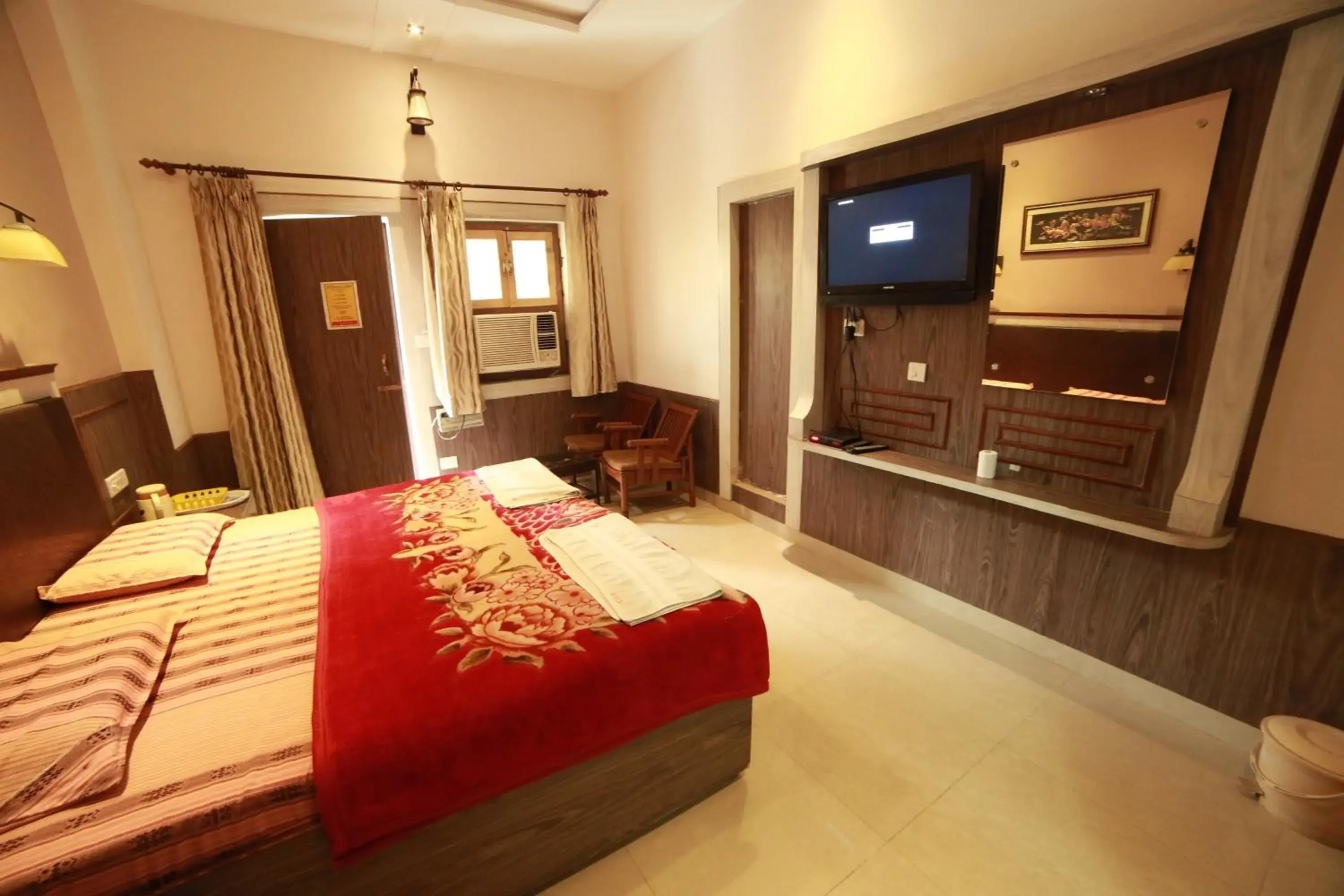 Photo of the whole room, Bed in HOTEL SIDHARTHA (600 meters from Taj Mahal)