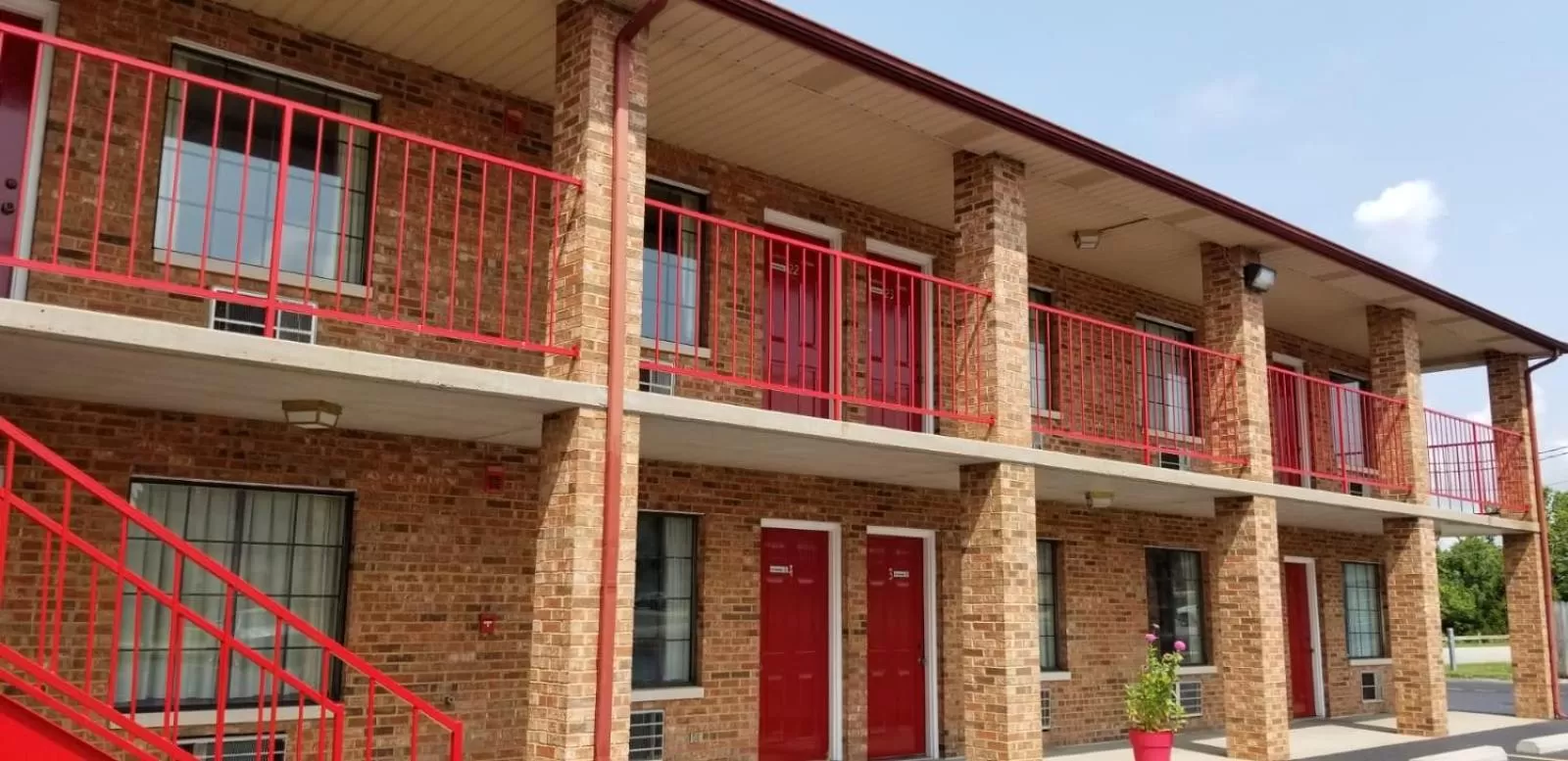 Property building in Americas Inn Bardstown