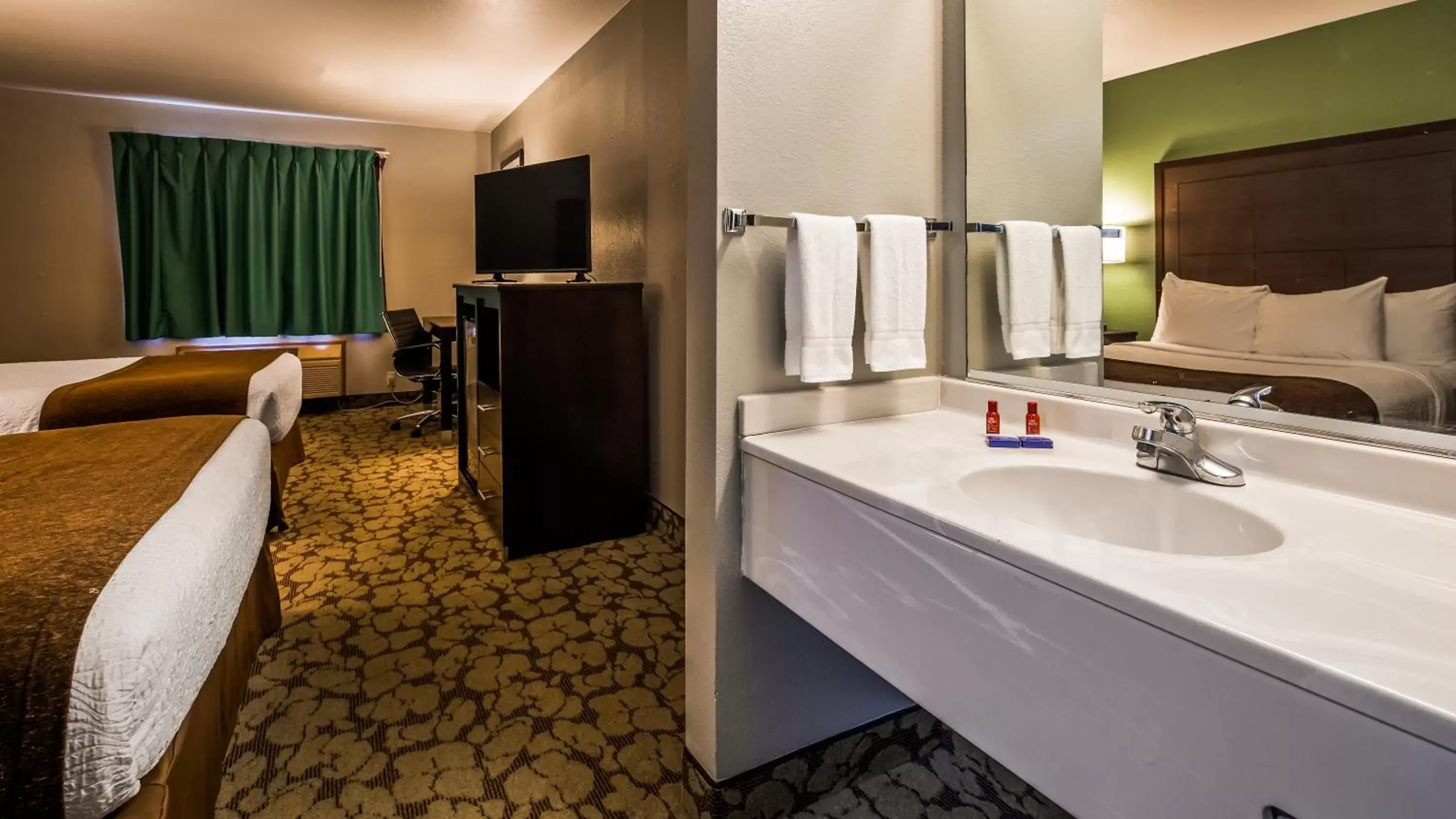 Bedroom, Bathroom in SureStay Plus Hotel by Best Western Bettendorf