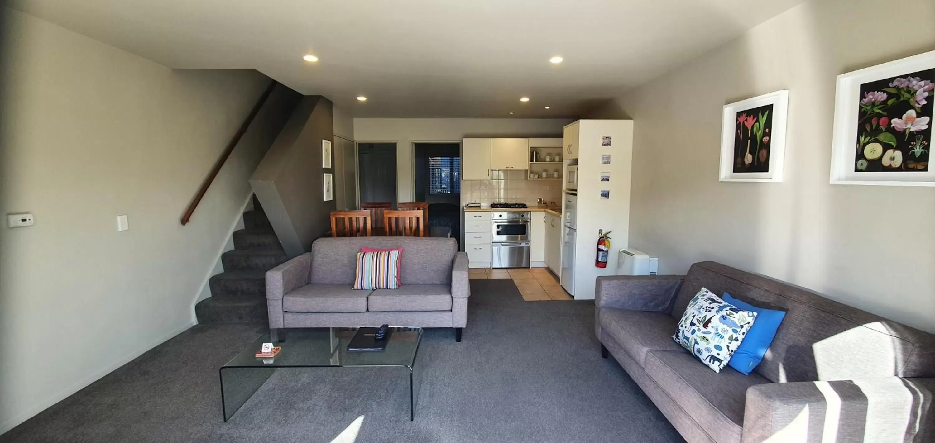 Kitchen or kitchenette, Seating Area in The Moorings Motel and Apartments