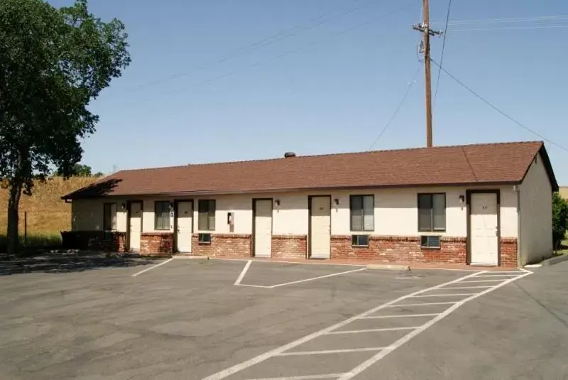 Property Building in Travelers Motel