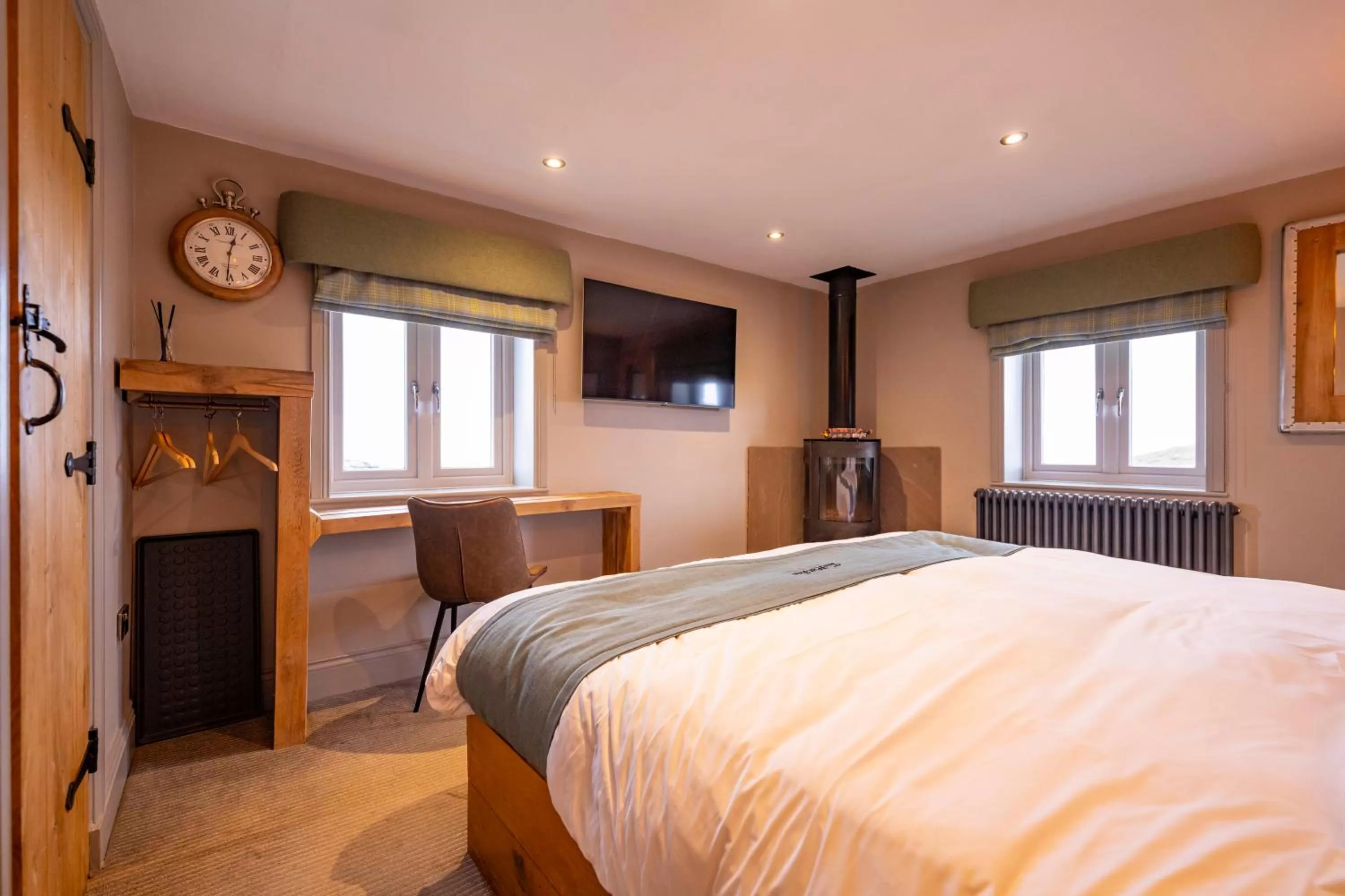 Photo of the whole room, Bed in The Tan Hill Inn