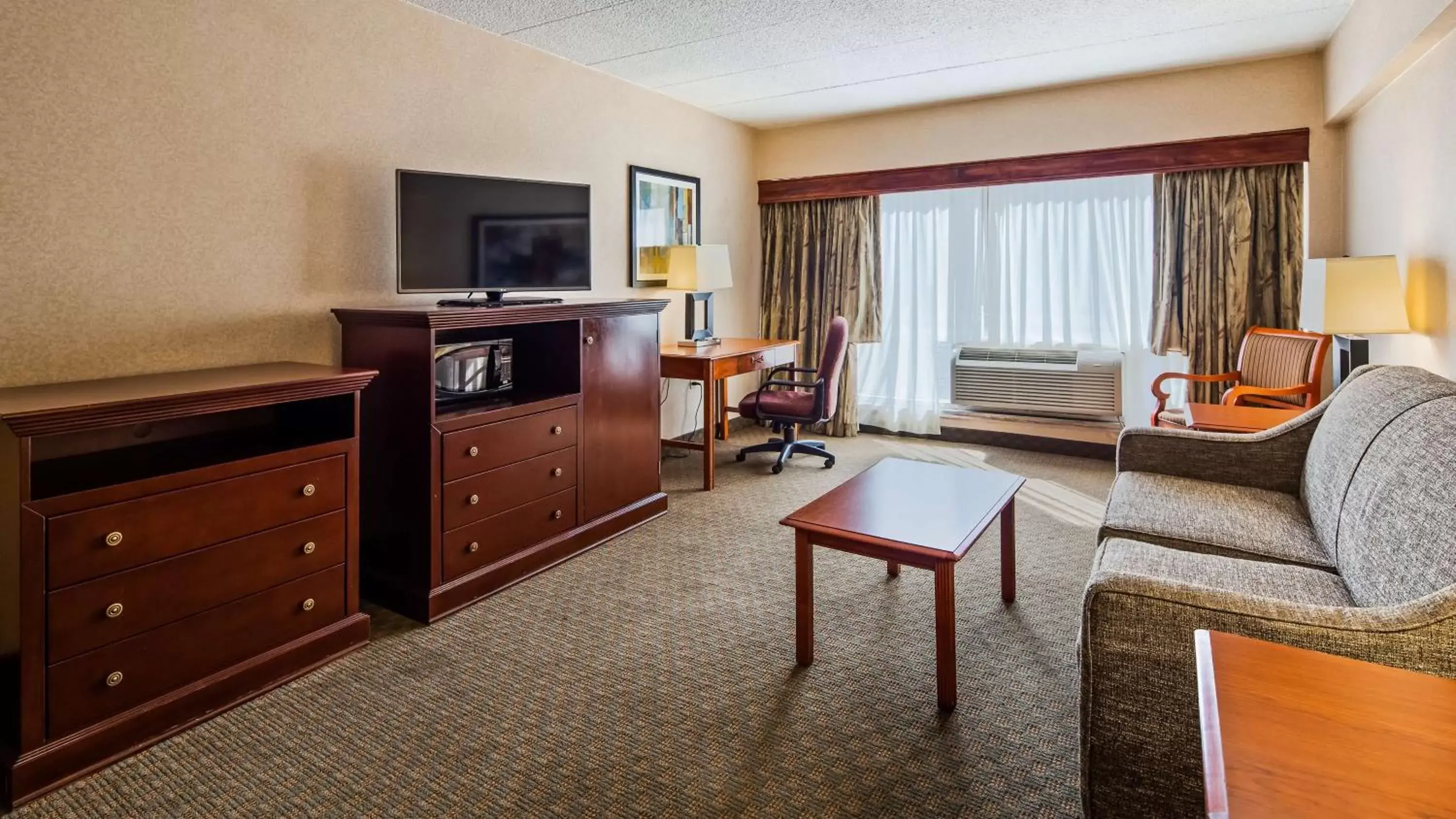 Photo of the whole room, Seating Area in Best Western Capital Beltway