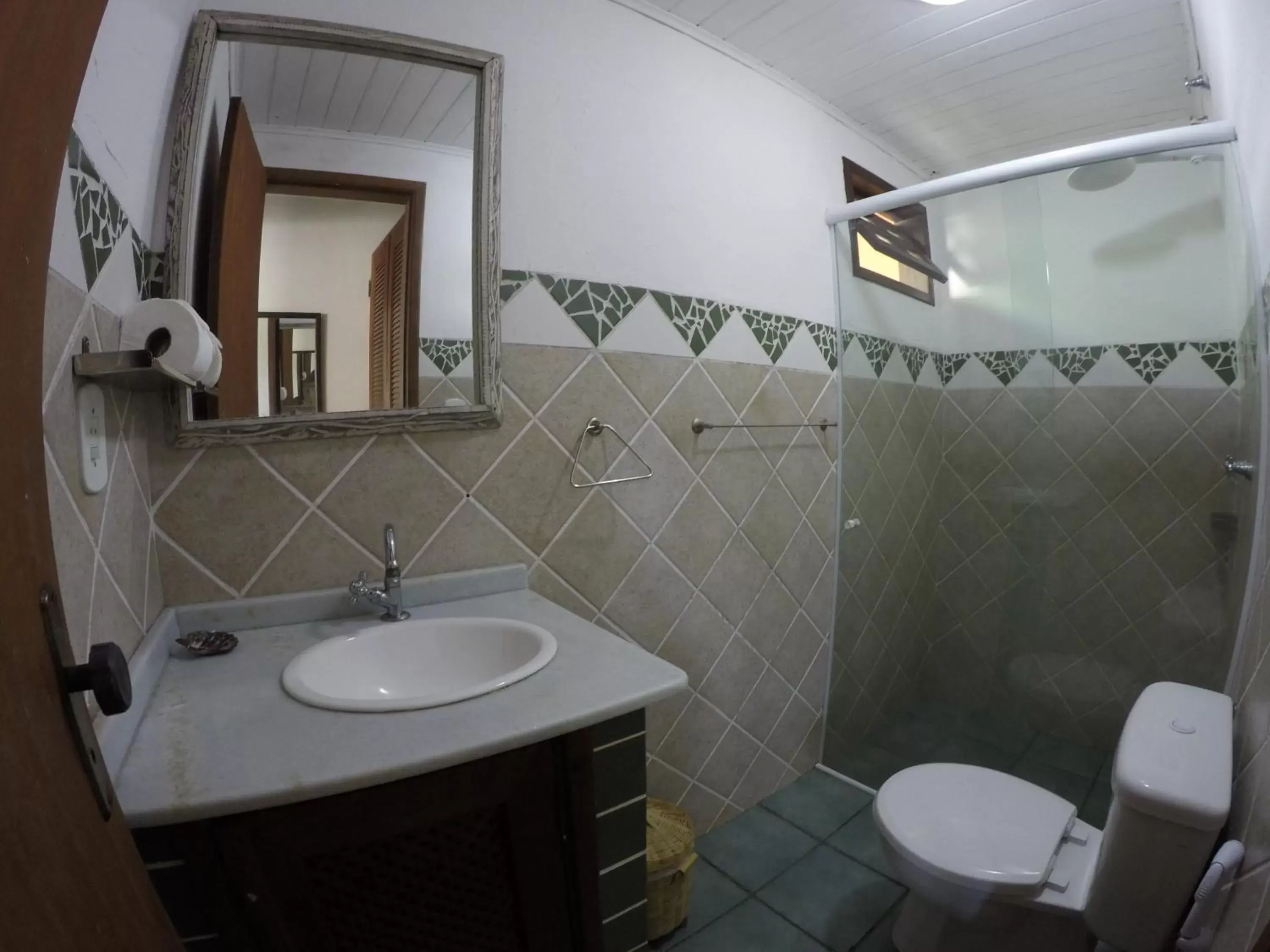 Shower, Bathroom in Pousada Casa Cactus Búzios