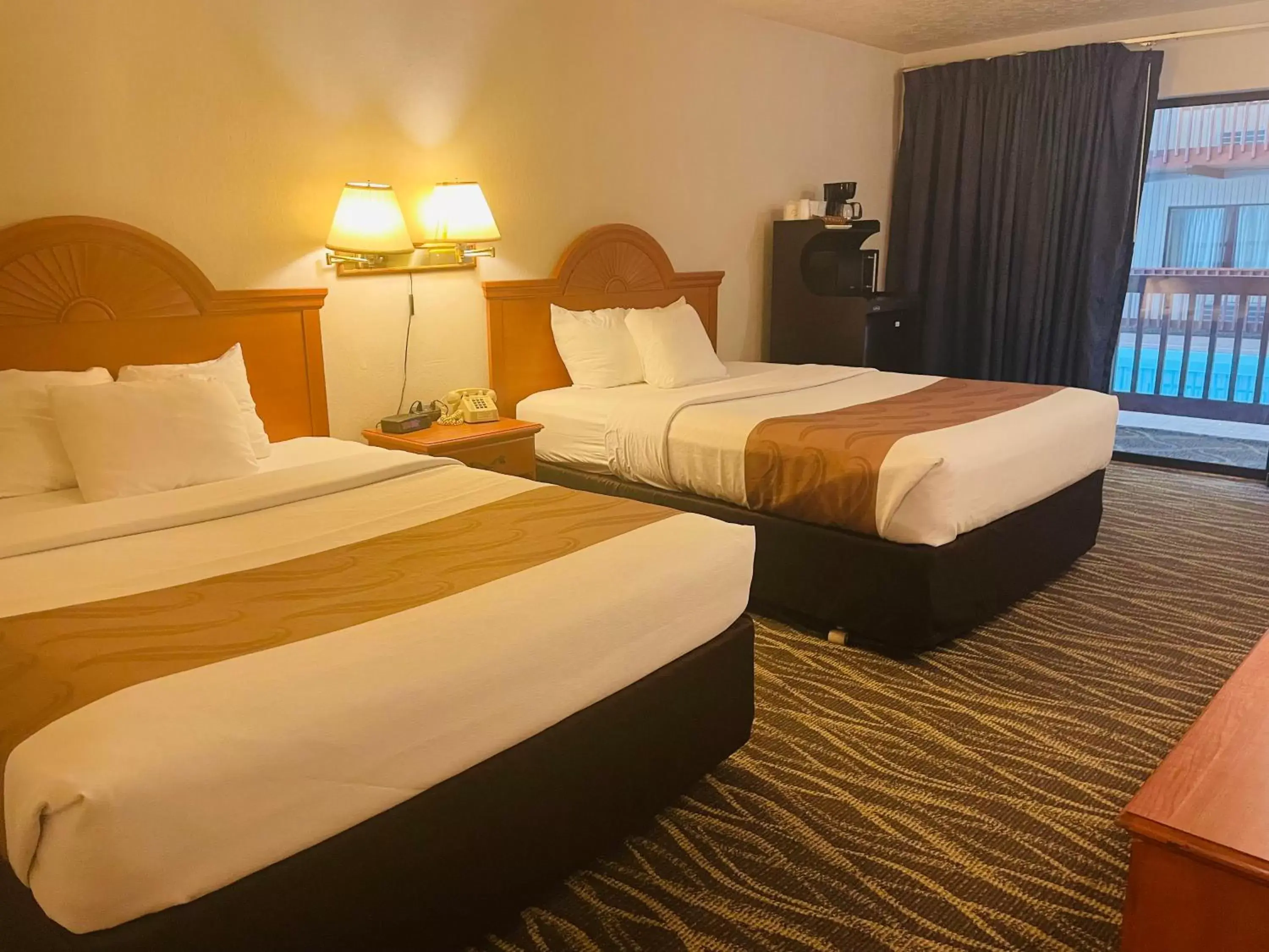 Photo of the whole room, Bed in America's Best Value Inn