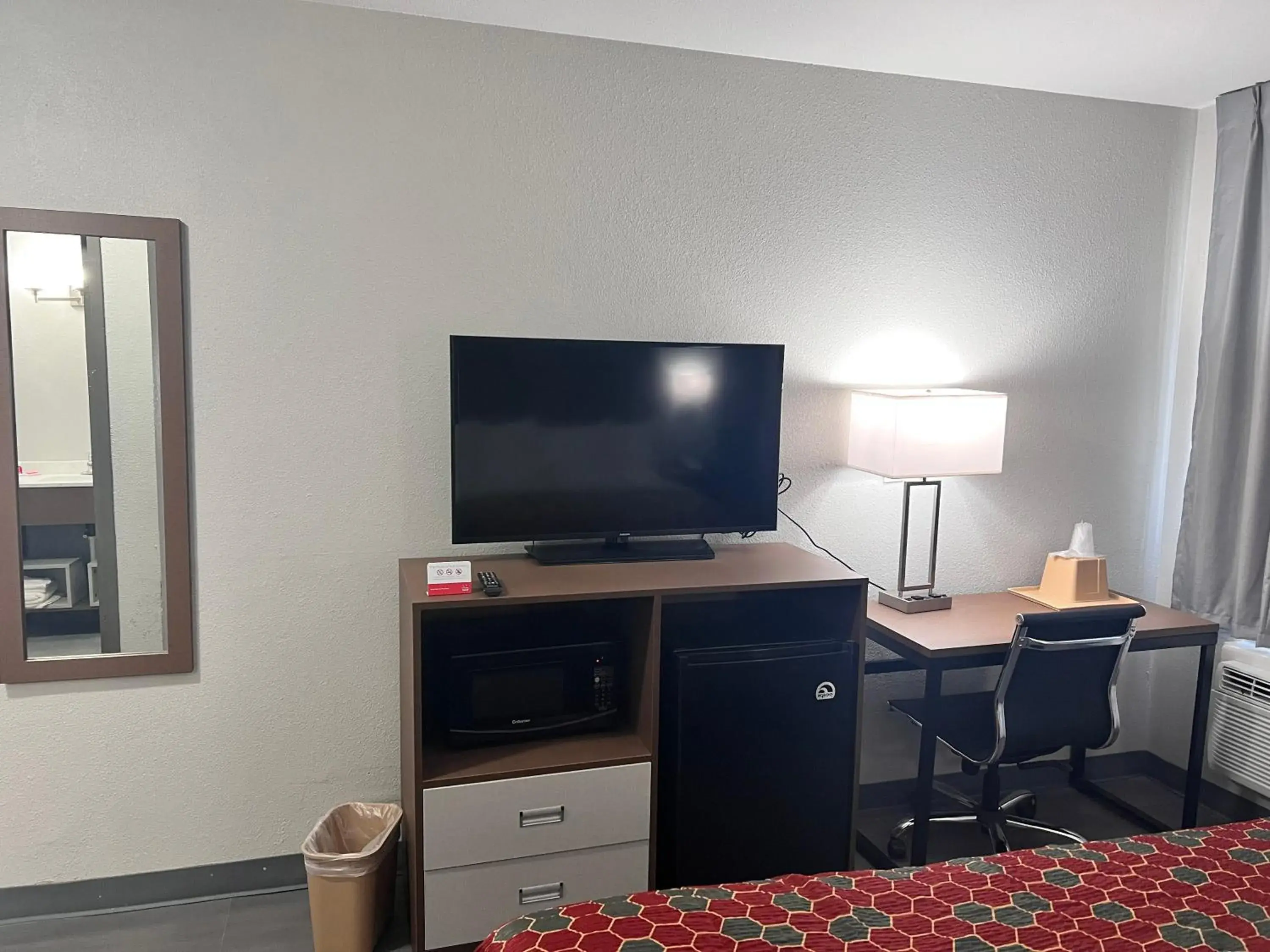 TV and multimedia, TV/Entertainment Center in Suburban Studios Portage