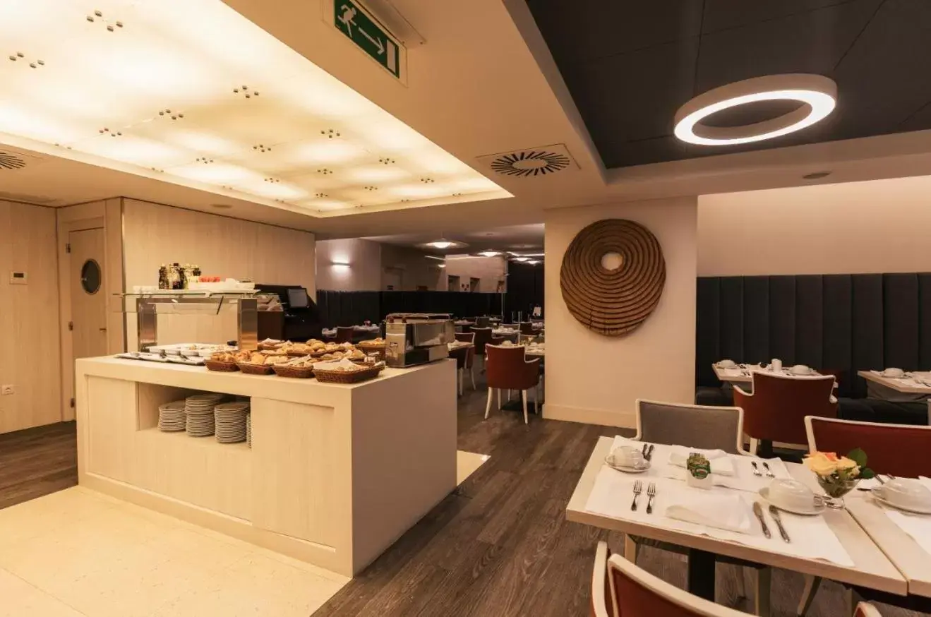 Breakfast, Restaurant/Places to Eat in Hotel Marques De Pombal