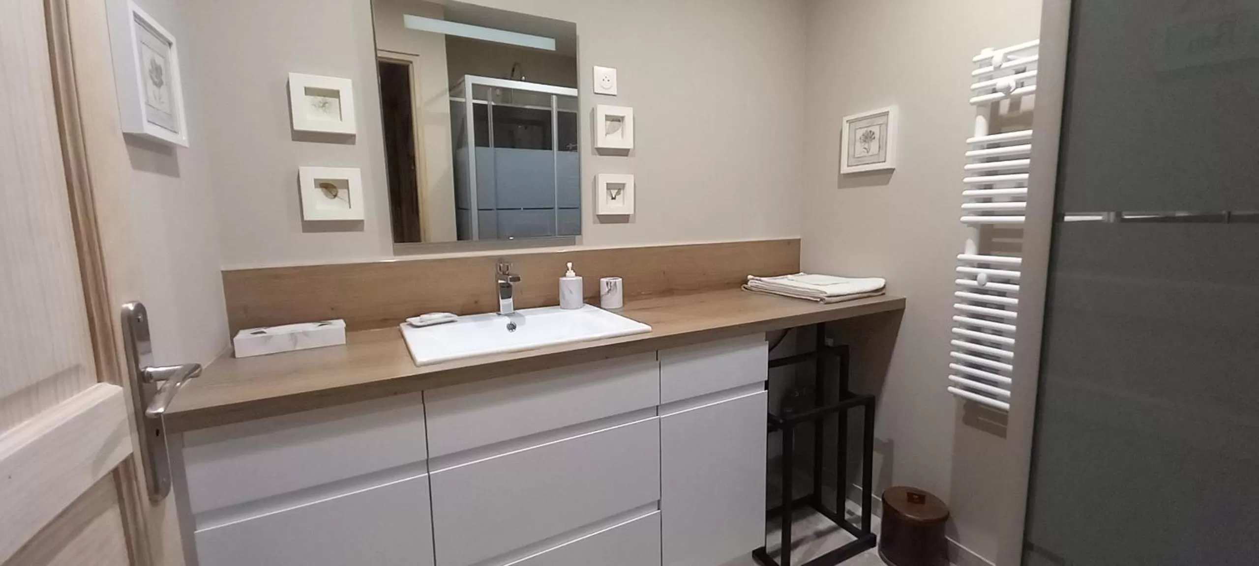 Bathroom in Au P'tit Versailles