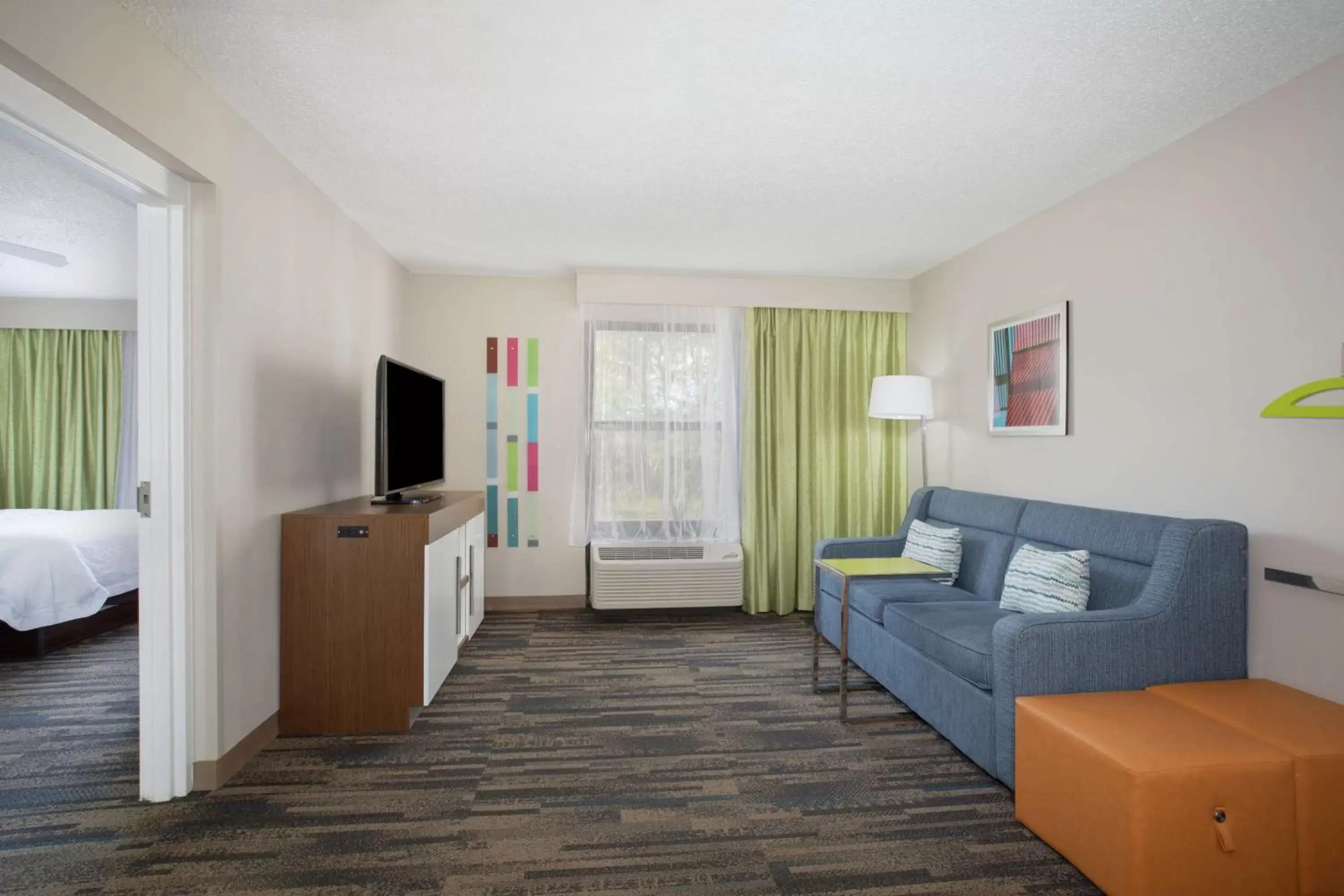 Bedroom, Seating Area in Hampton Inn & Suites Kansas City-Merriam