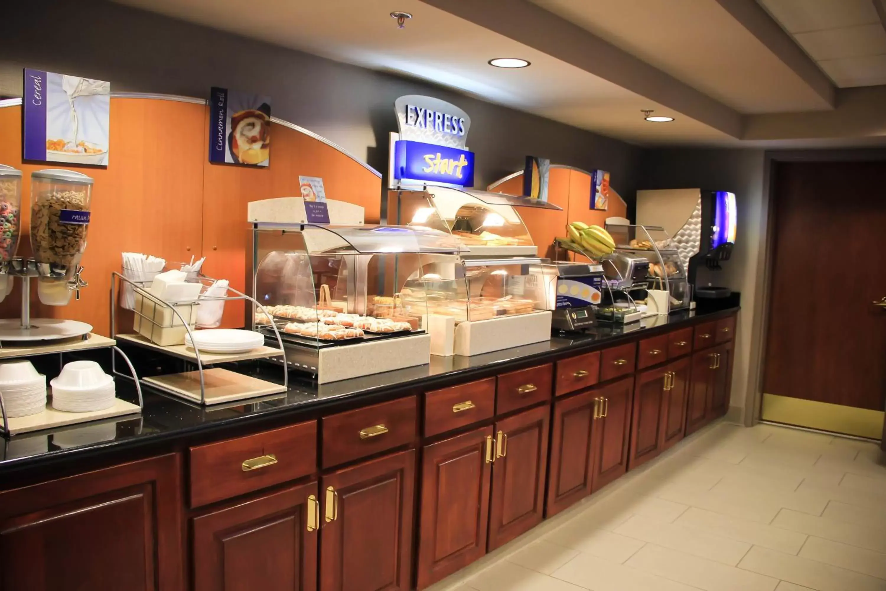 Breakfast, Restaurant/Places to Eat in Holiday Inn Express & Suites Colorado Springs-Airport, an IHG Hotel