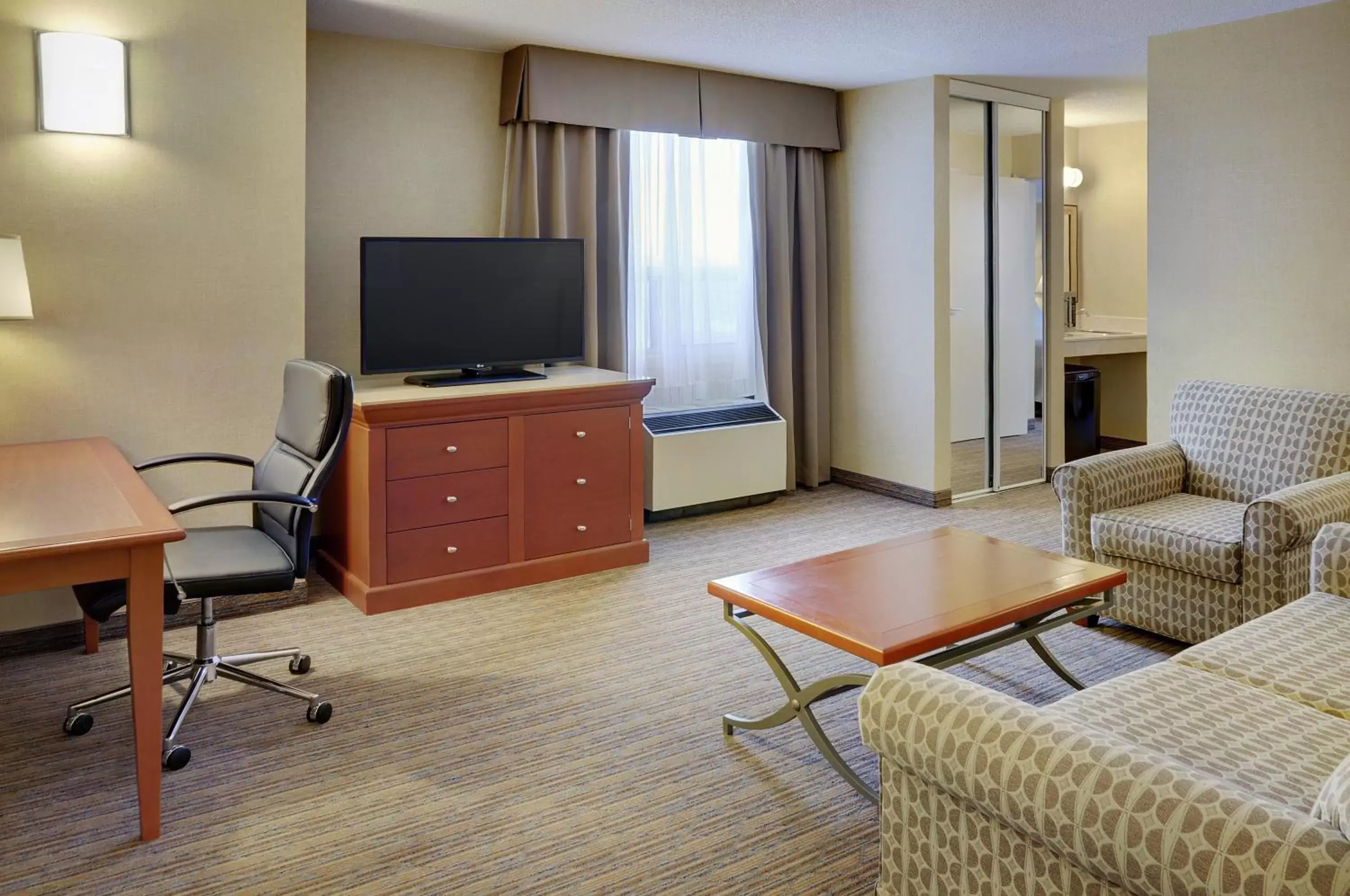 Living room, TV/Entertainment Center in Holiday Inn Hotel & Suites London, an IHG Hotel